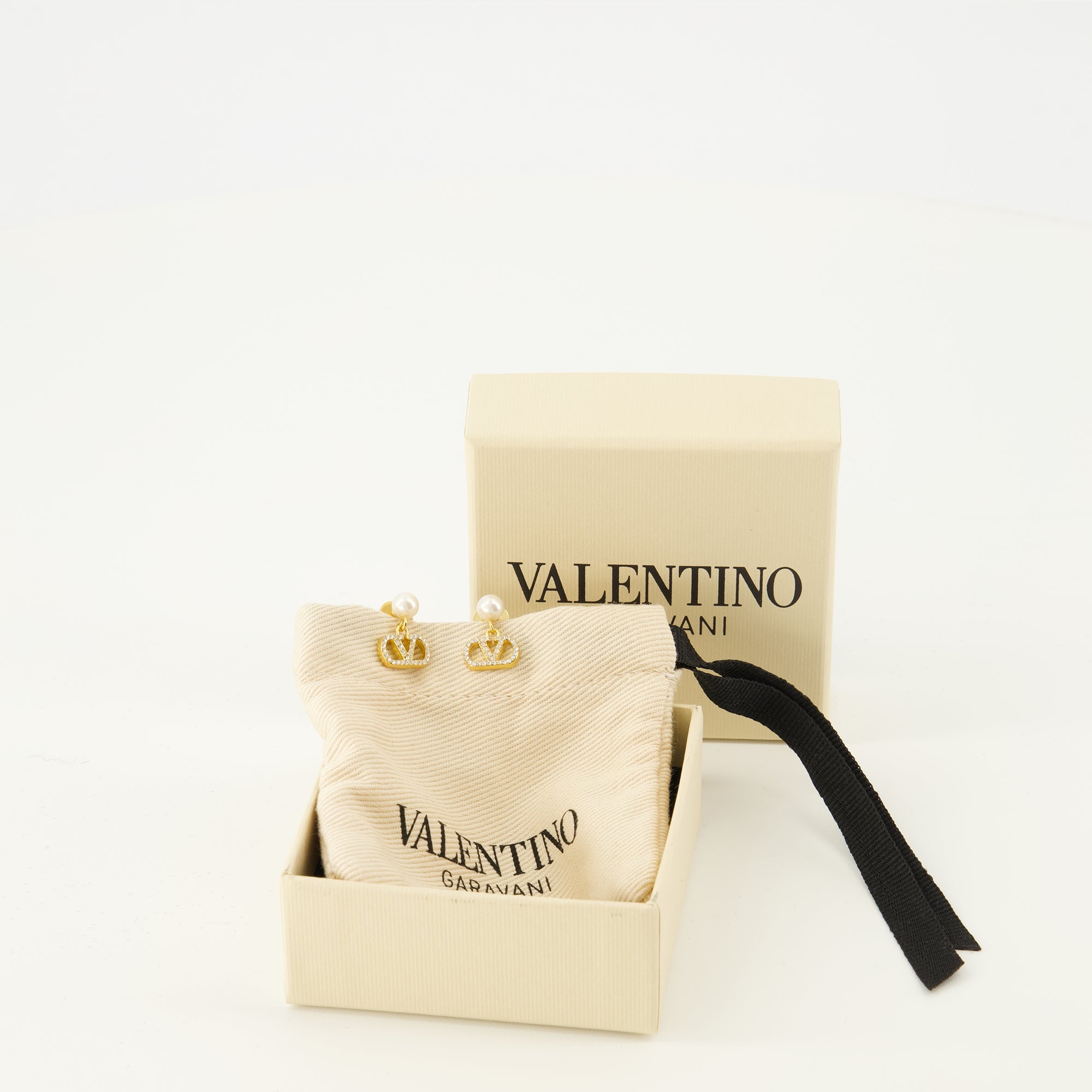 Image de l'article Boucles d'oreilles VLogo Swarovski® de la marque Valentino Garavani pour Femme - Saison Printemps-Été 2026 - Vue détaillée_3