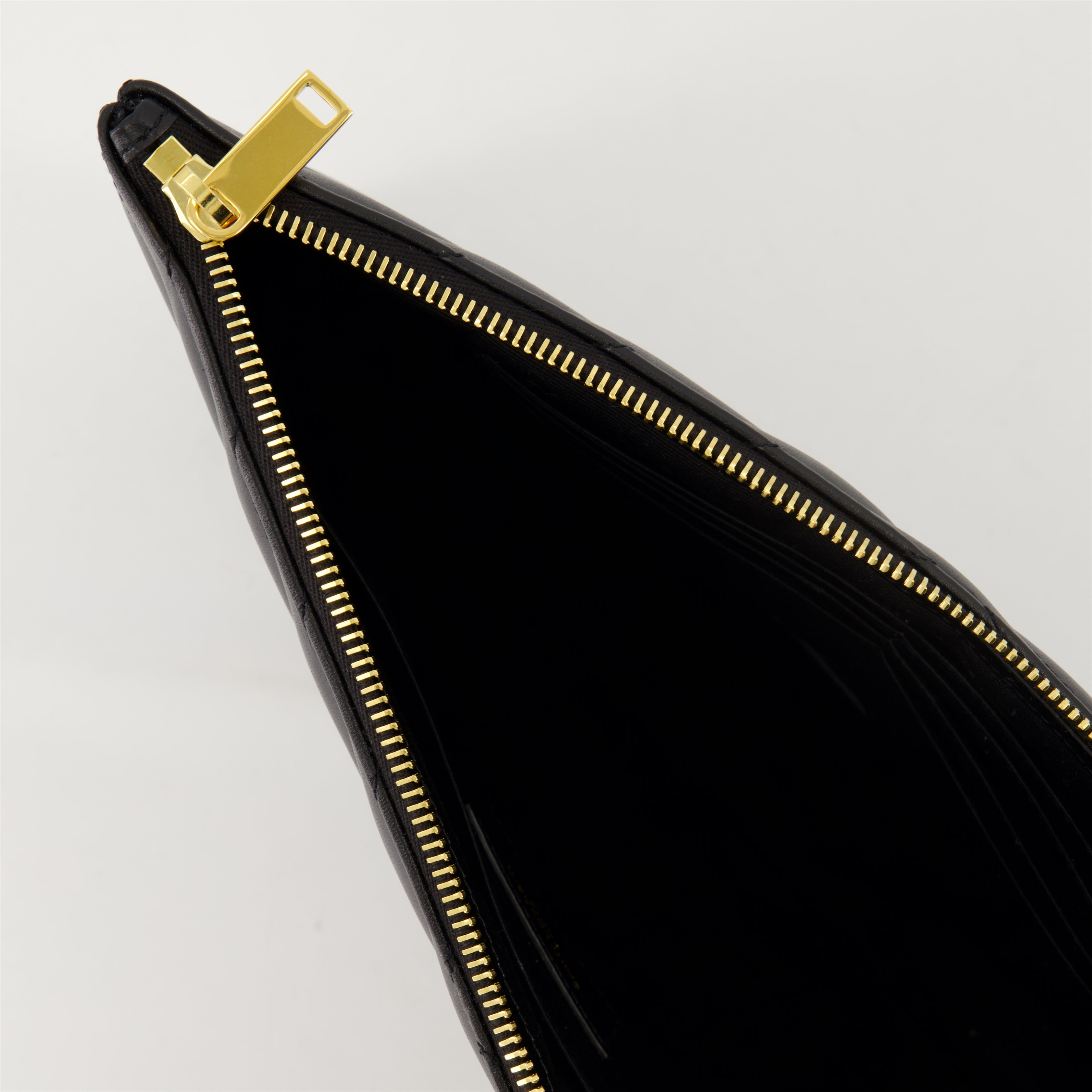 Imagem da clutch Cassandre preta da marca Saint Laurent para Mulheres - Temporada Primavera-Verão 2026 - Vista Detalhada_2