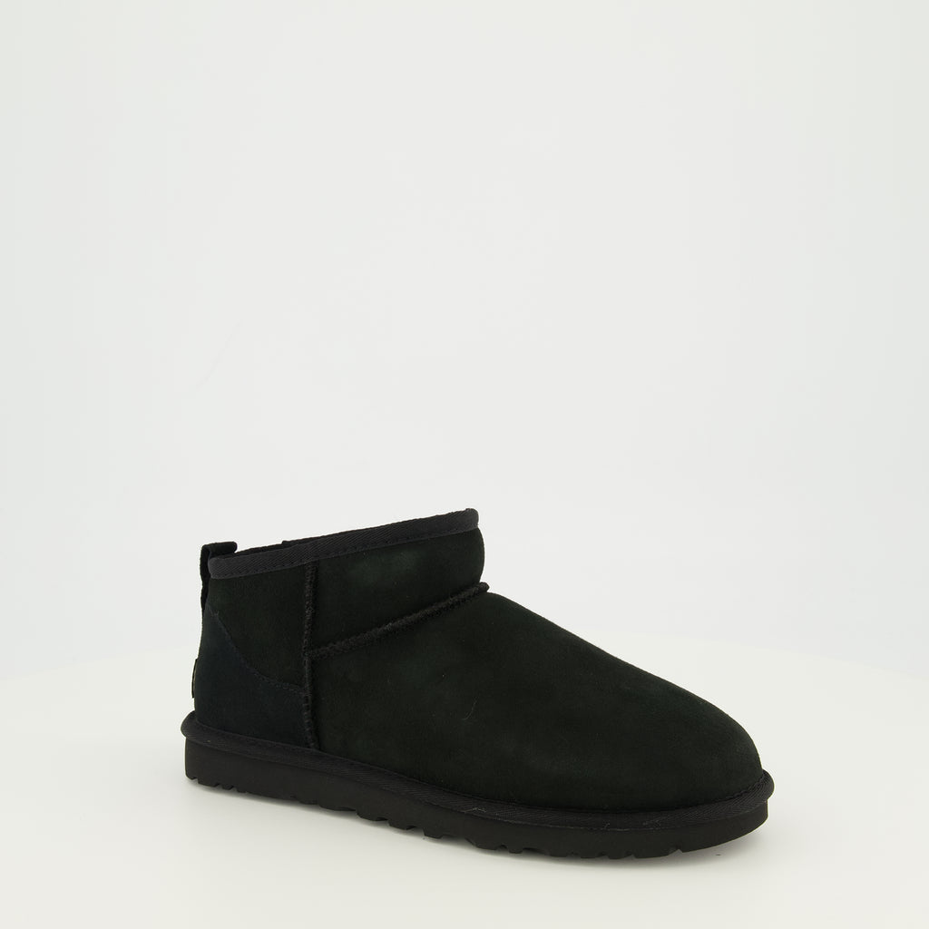 Image of the Ugg Classic Ultra Mini II black boots for men - Spring-Summer 2026 - Front right three-quarter view