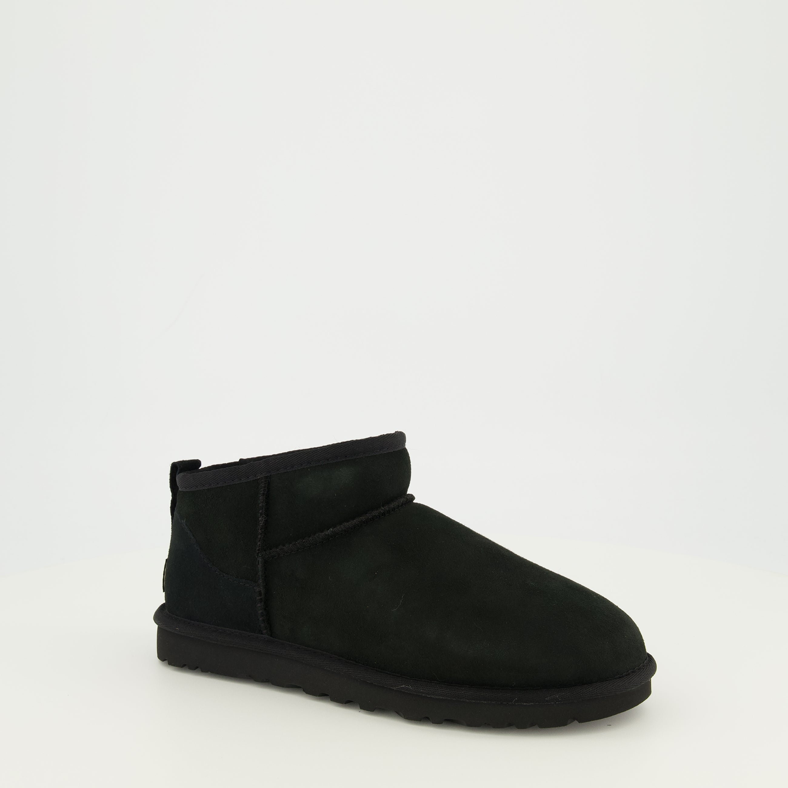 Image de l'article Bottines Classic Ultra Mini II noir de la marque Ugg pour Homme - Saison Printemps-Été 2026 - Vue trois quarts avant droite
