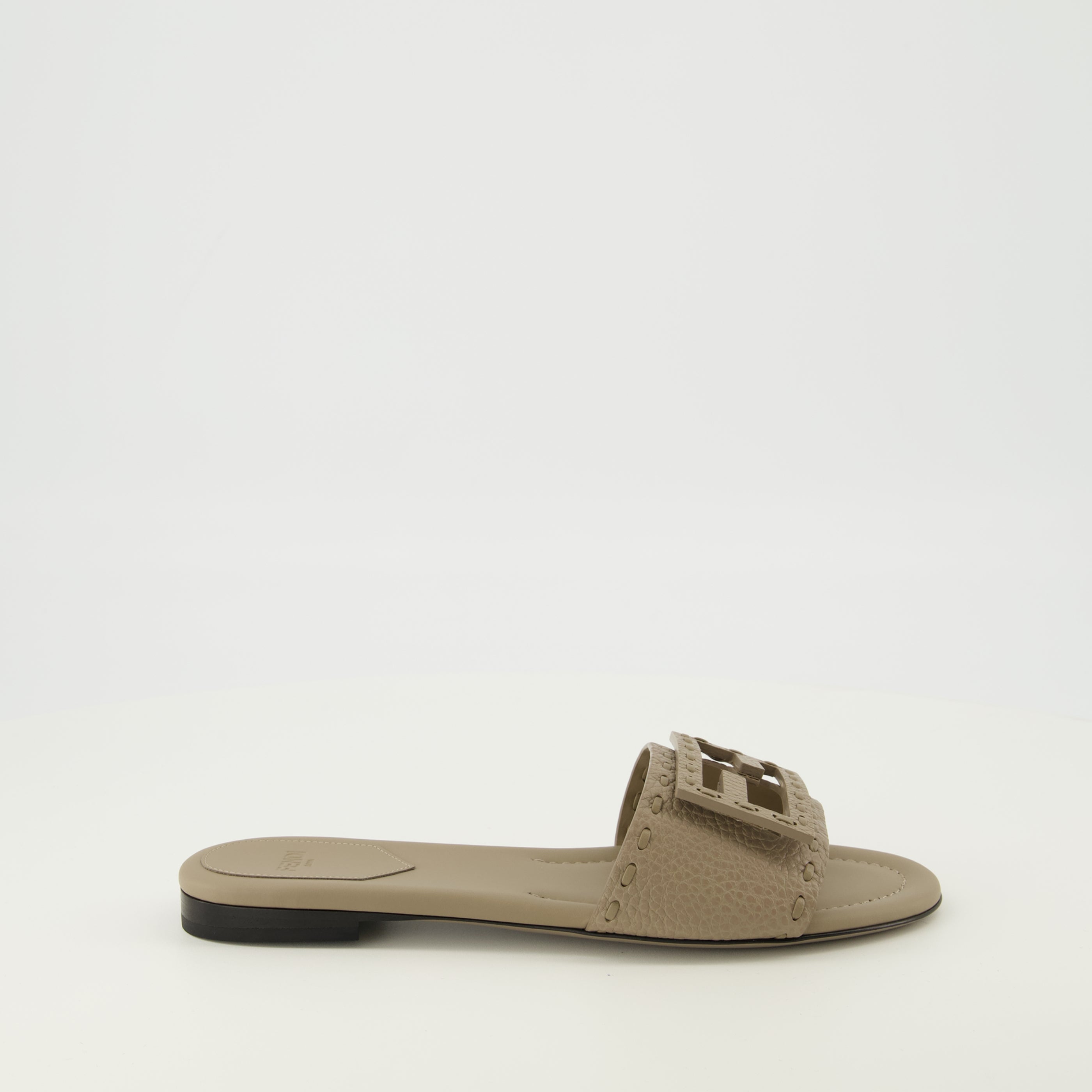 Image de l'article Mules Baguette beige de la marque Fendi pour Femme - Saison Printemps-Été 2026 - Vue latérale droite