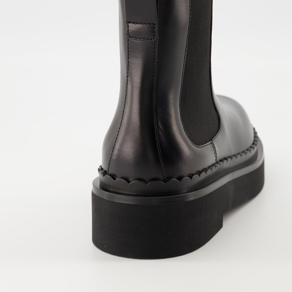 Bild der Damen-Boots Beatle von Valentino Garavani - Herbst-Winter 2025 - Rückansicht