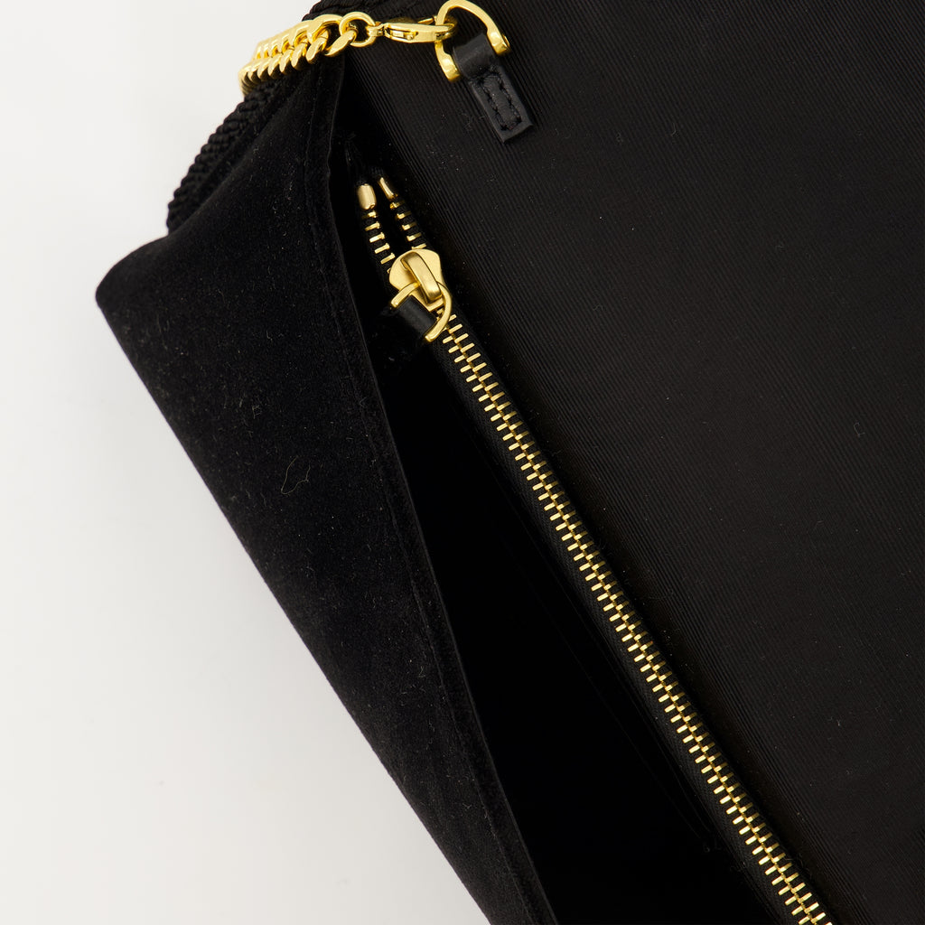Imagen de la Clutch de terciopelo de Valentino Garavani para Mujer - Temporada Otoño-Invierno 2025 - Vista Detallada_3