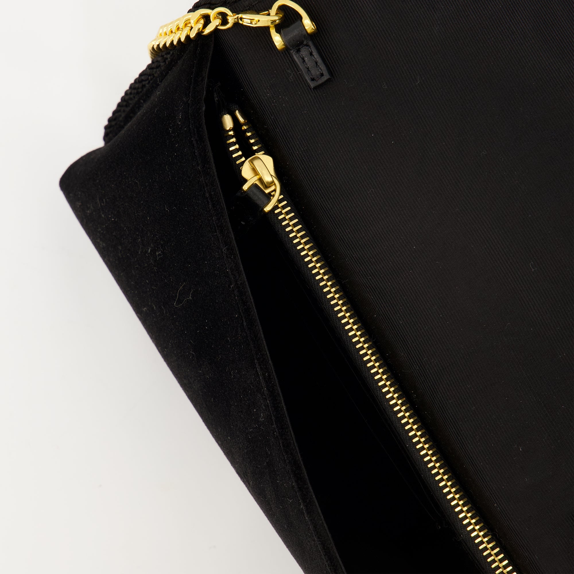 Imagem da Clutch de veludo da marca Valentino Garavani para Mulher - Temporada Outono-Inverno 2025 - Vista Detalhada_3
