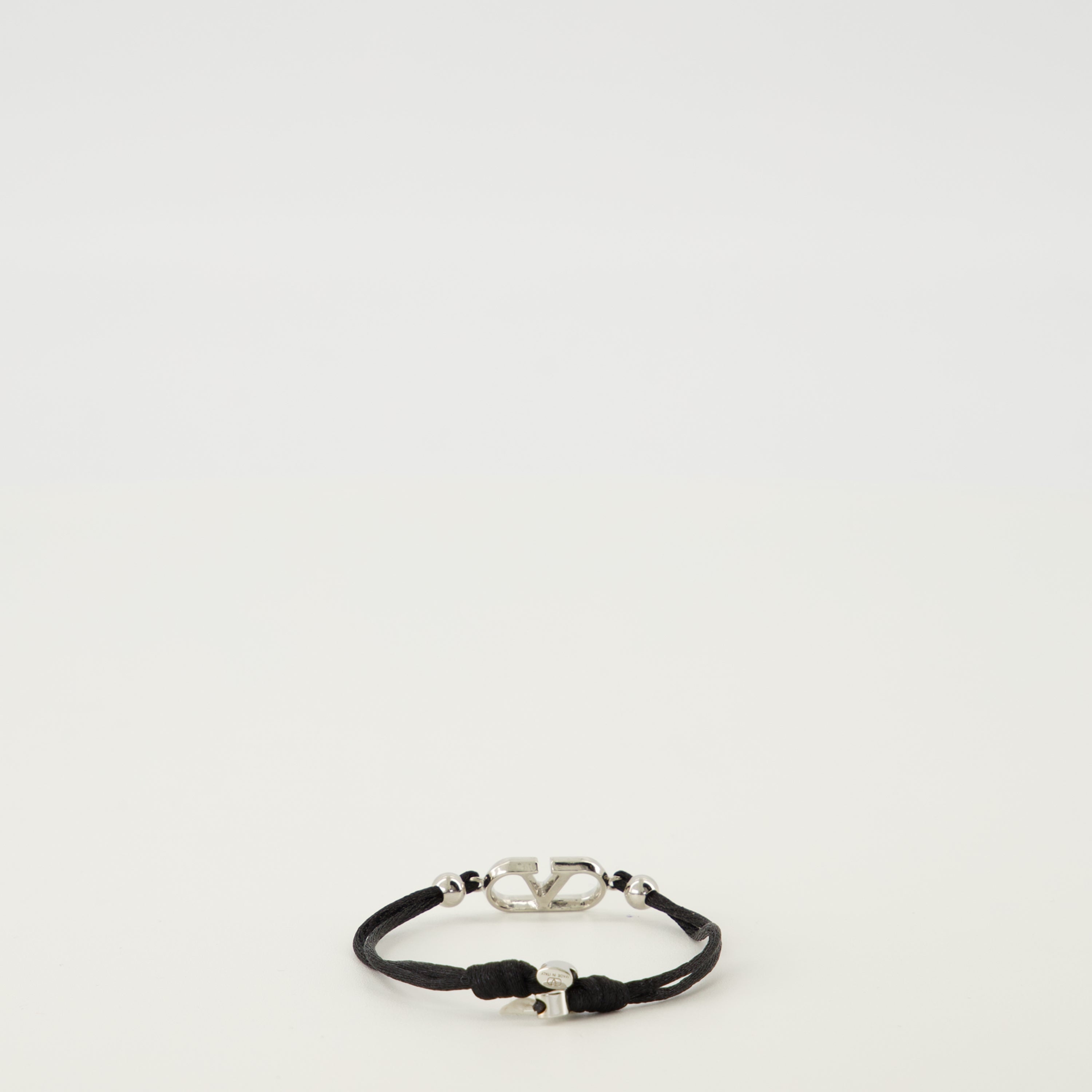 Imagen del brazalete VLogo con cordón negro de la marca Valentino Garavani para Hombre - Temporada Primavera-Verano 2026 - Vista Posterior