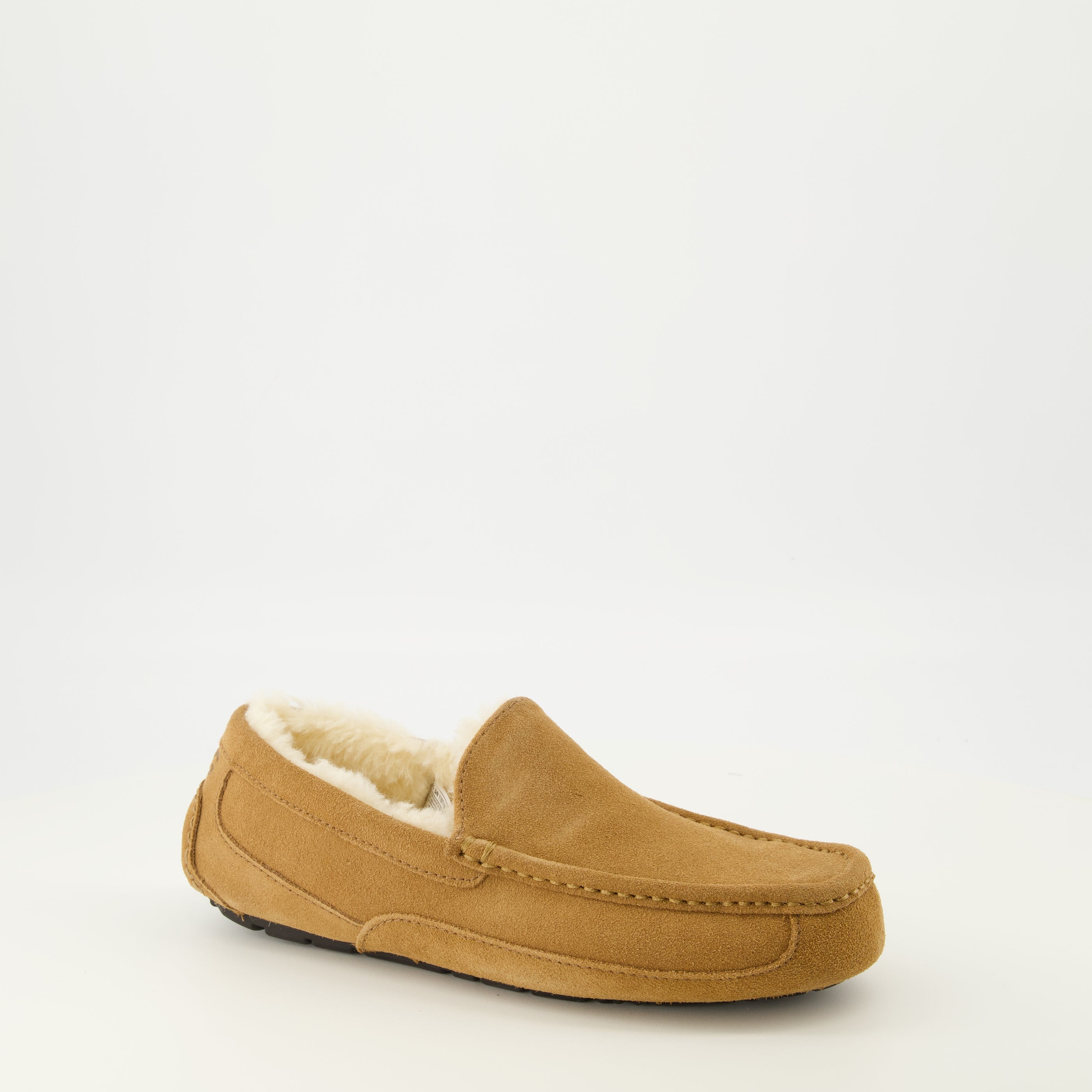 Imagem do chinelo Ascot castanho da marca Ugg para Homem - Temporada Primavera-Verão 2026 - Vista três quartos frontal direita