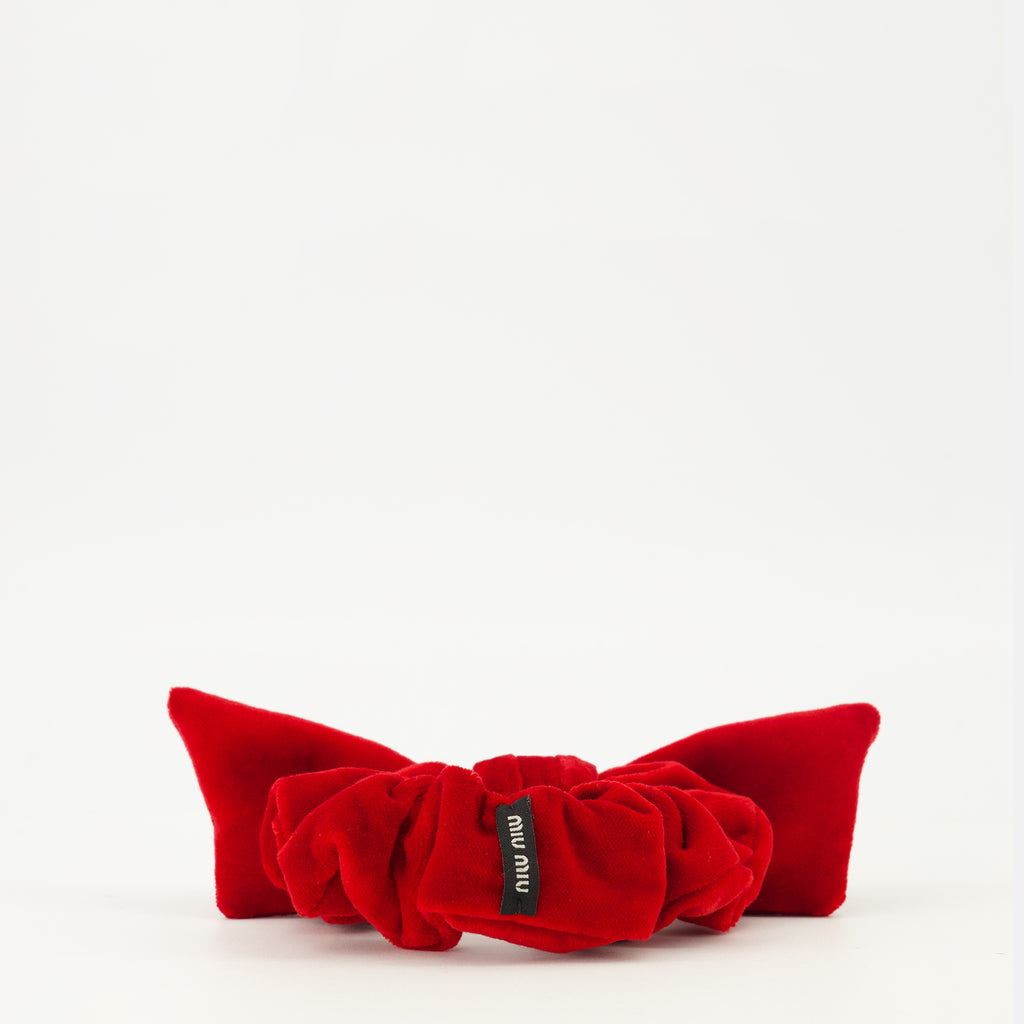 Bild des roten Samt-Haargummis von Miu Miu für Damen - Frühjahr-Sommer 2026 - Rückansicht