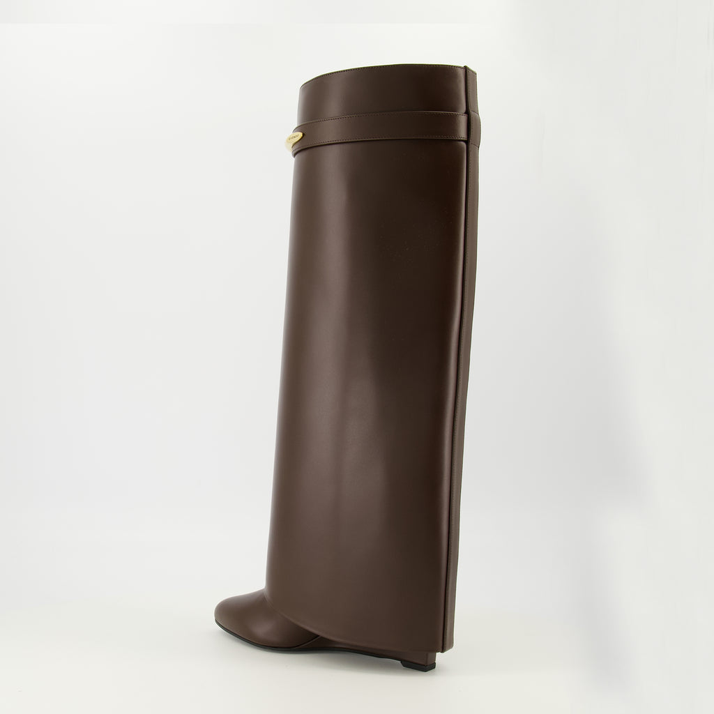 Image de l'article Bottes Shark en cuir marron de la marque Givenchy pour Femme - Saison Printemps-Été 2026 - Vue trois quarts arrière droite