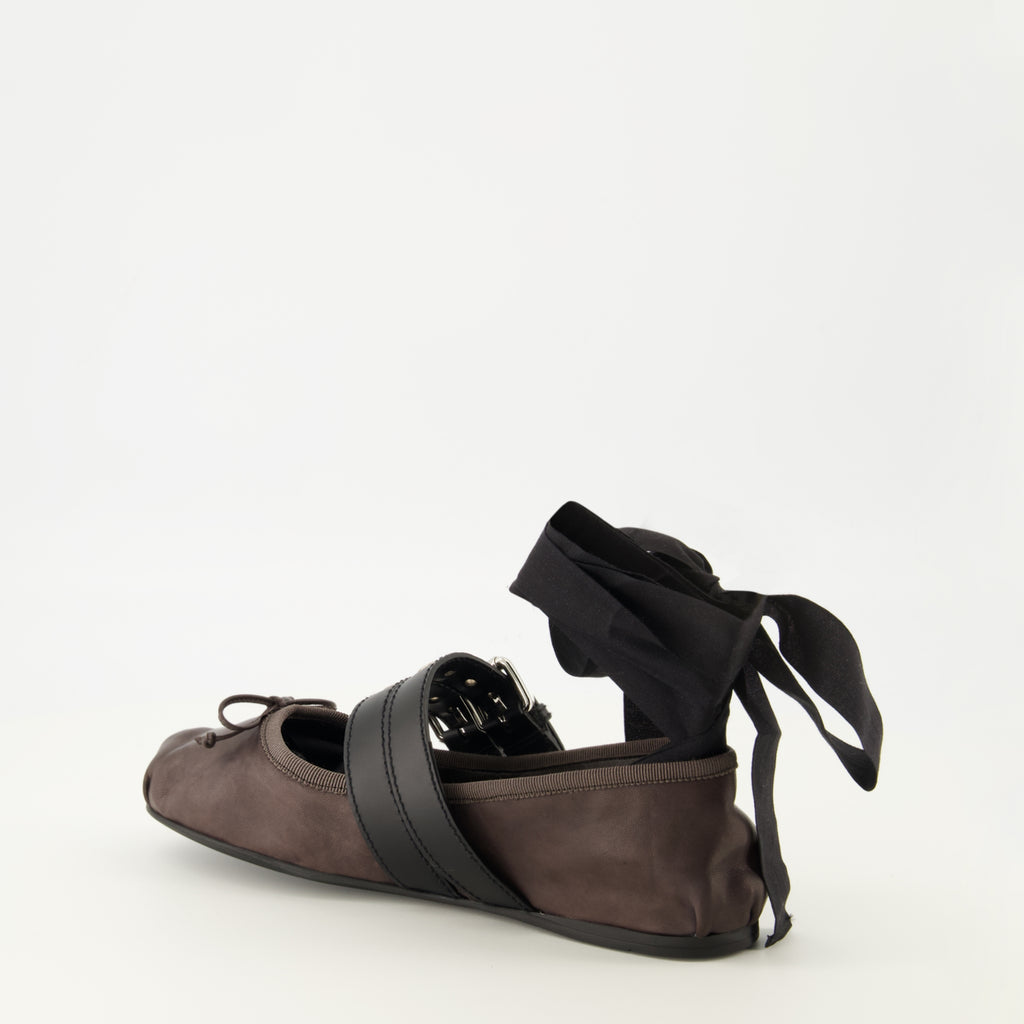 Image de l'article Ballerines à brides en cuir et laçage de la marque Miu Miu pour Femme - Saison Printemps-Été 2026 - Vue trois quarts arrière droite