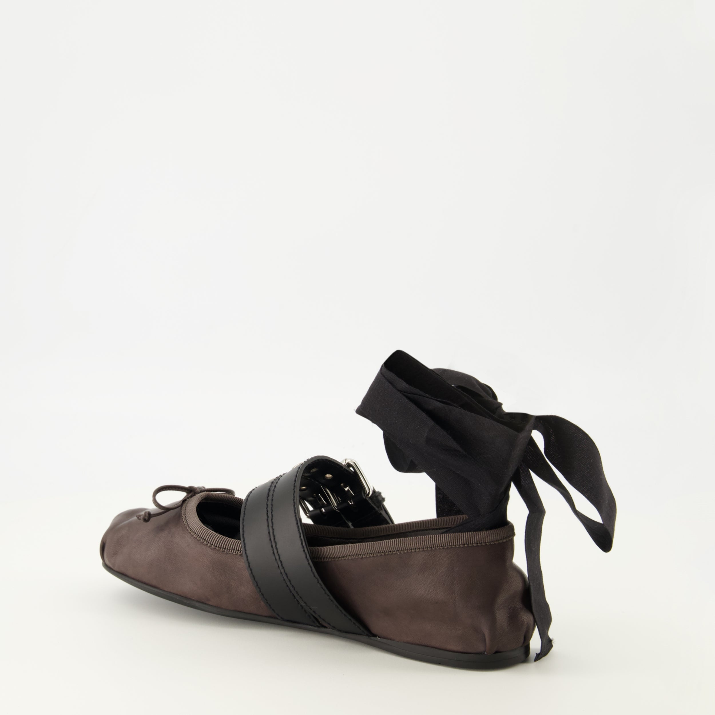 Image de l'article Ballerines à brides en cuir et laçage de la marque Miu Miu pour Femme - Saison Printemps-Été 2026 - Vue trois quarts arrière droite