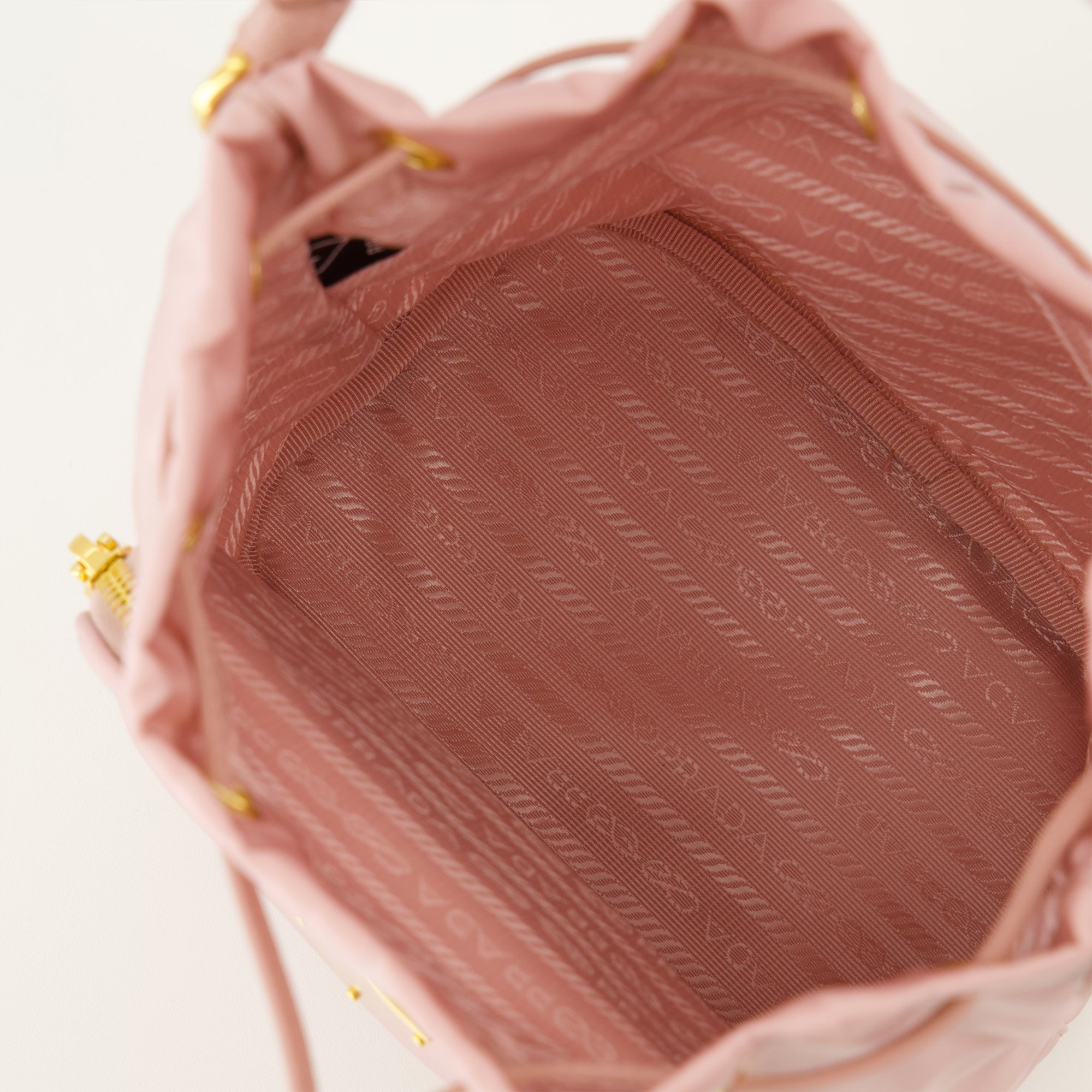 Image de l'article Sac seau en Re-Nylon rose de la marque Prada pour Femme - Saison Printemps-Été 2026 - Vue détaillée_3