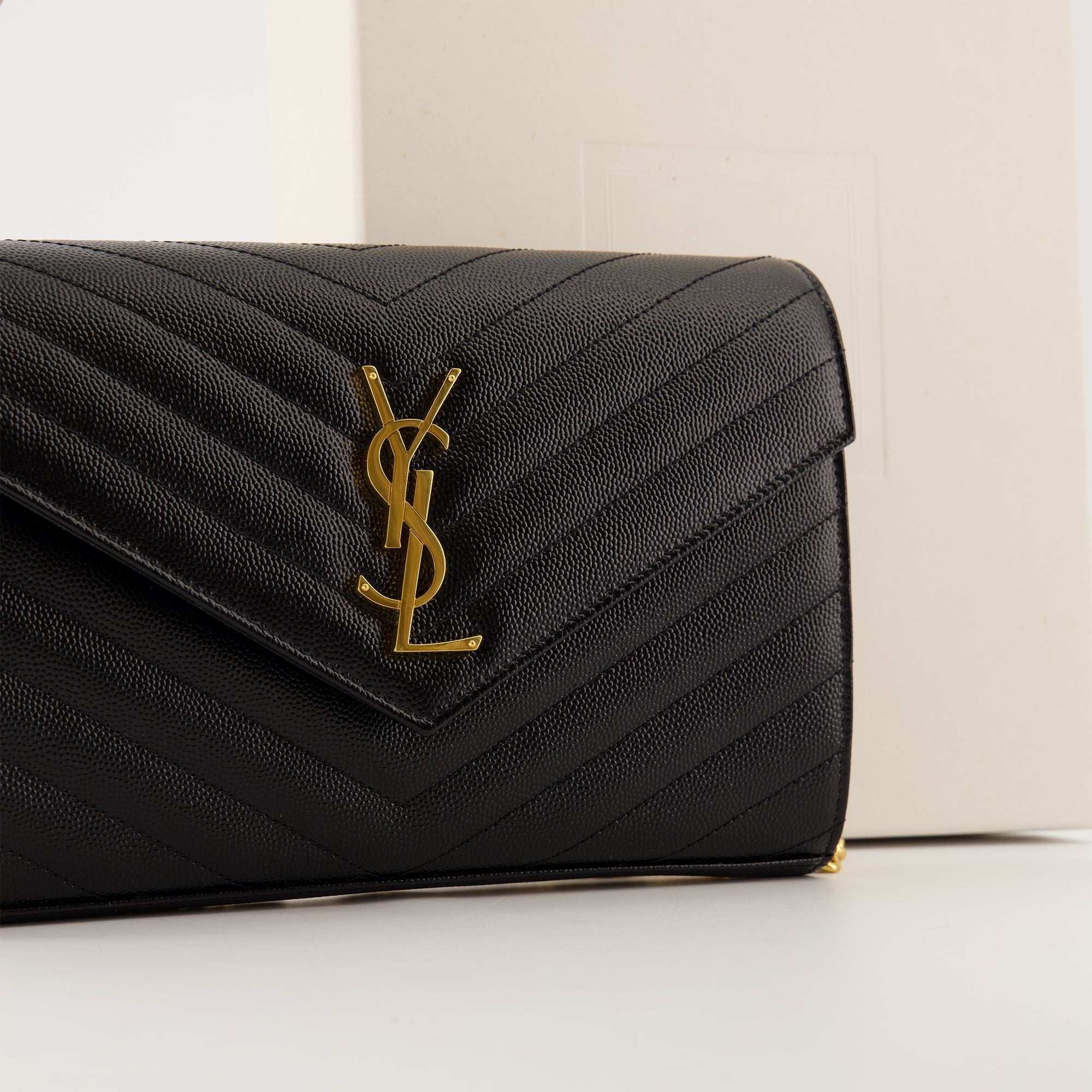 セント・ローレントの女性用カサンドルチェーン財布の画像 - 2025年秋冬シーズン - 詳細ビュー_2