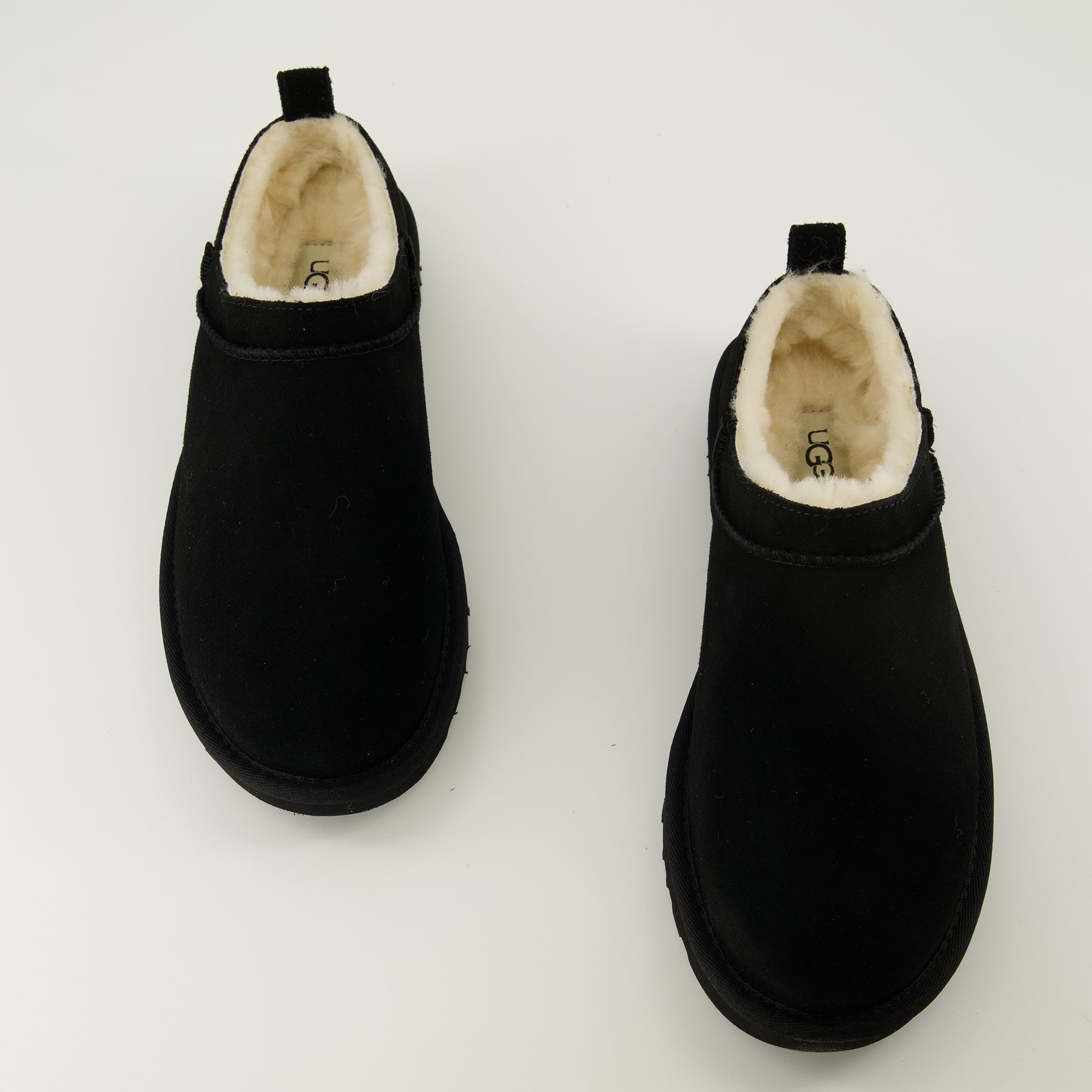Image de l'article Bottines Classic Micro noir de la marque Ugg pour Femme - Saison Printemps-Été 2026 - Vue de dessus paire de chaussure