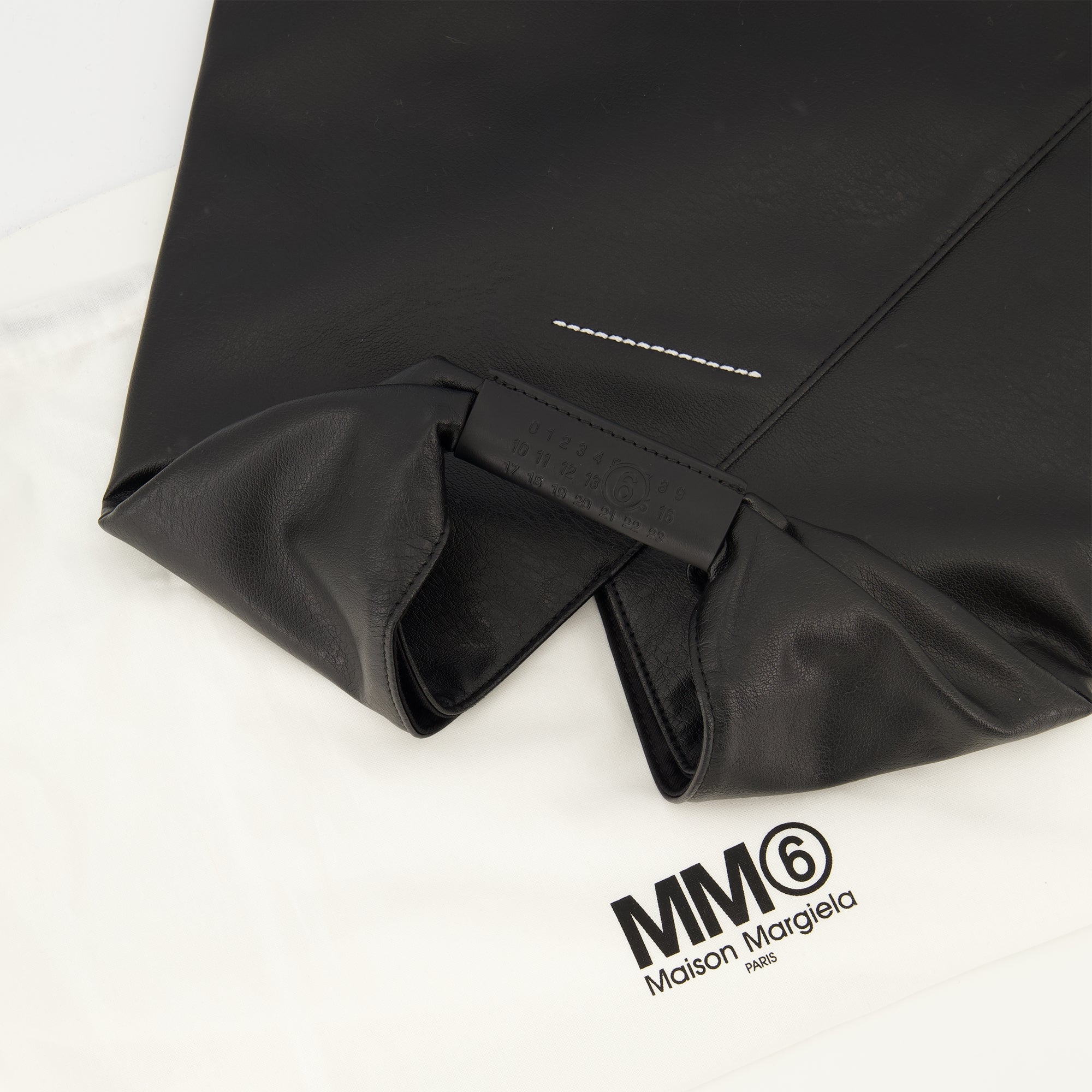 Image de l'article Sac Japanese noir de la marque Mm6 pour Femme - Saison Printemps-Été 2026 - Vue détaillée_2