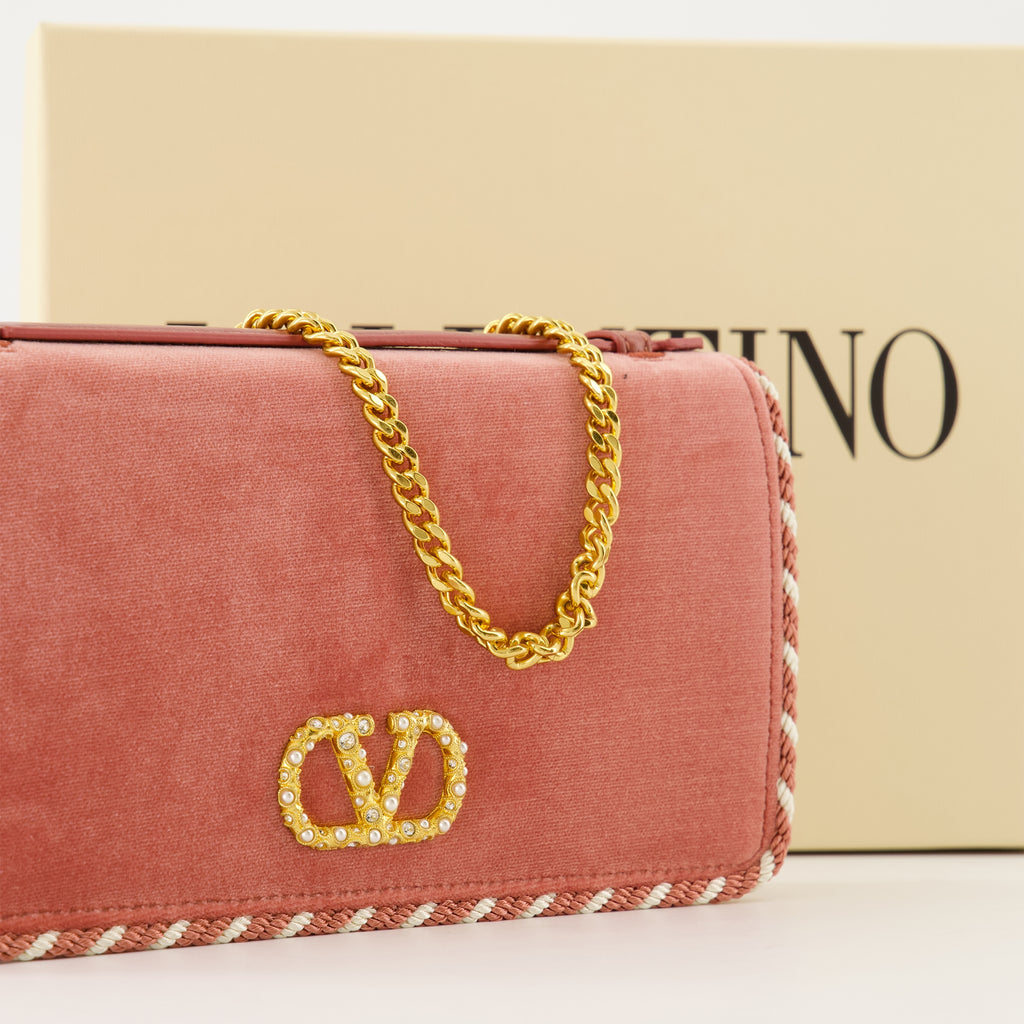 Image of the Valentino Garavani Velvet Clutch for Women - Autumn-Winter 2025 - Detailed View_2