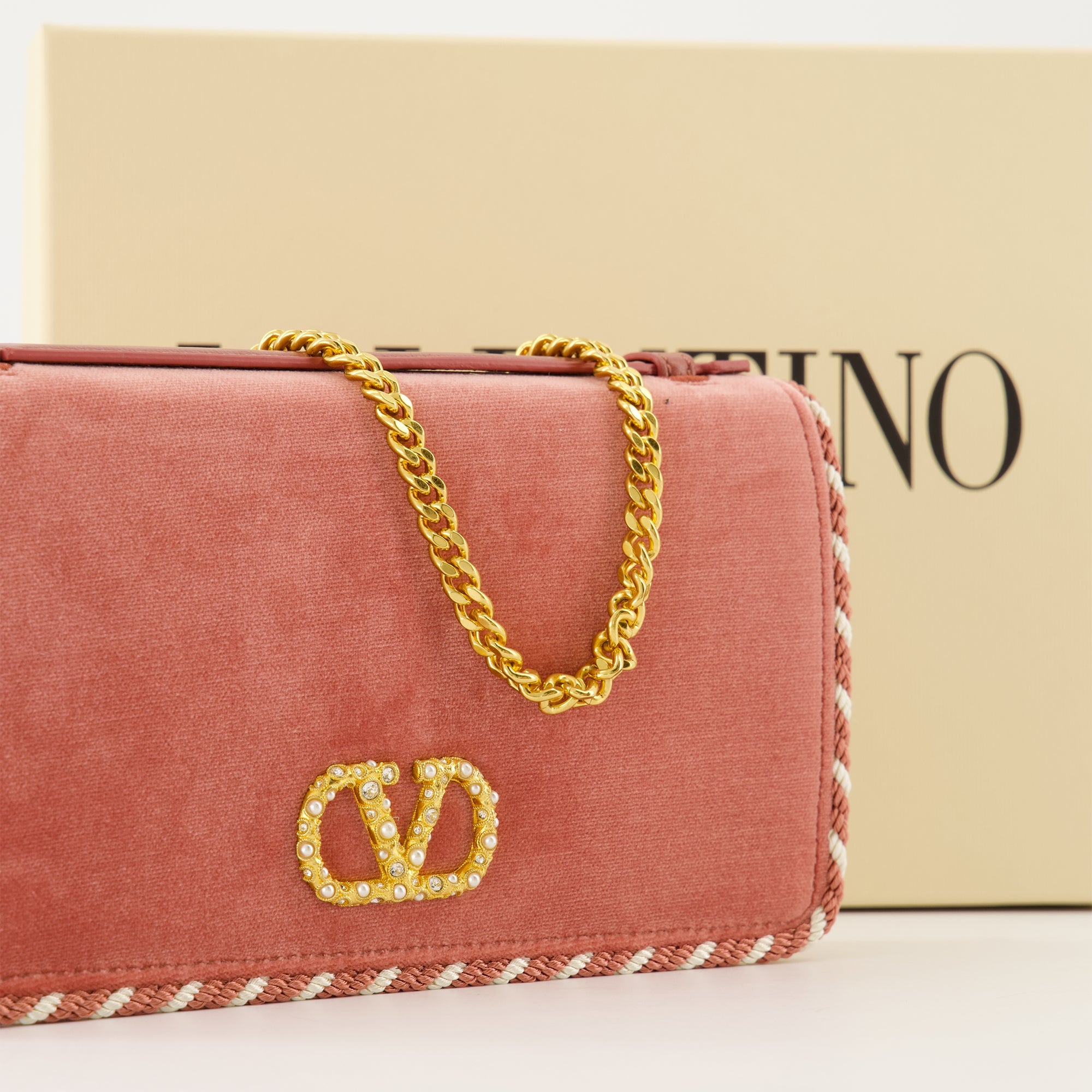 Imagem da Clutch em Veludo da Valentino Garavani para Mulheres - Temporada Outono-Inverno 2025 - Vista Detalhada_2