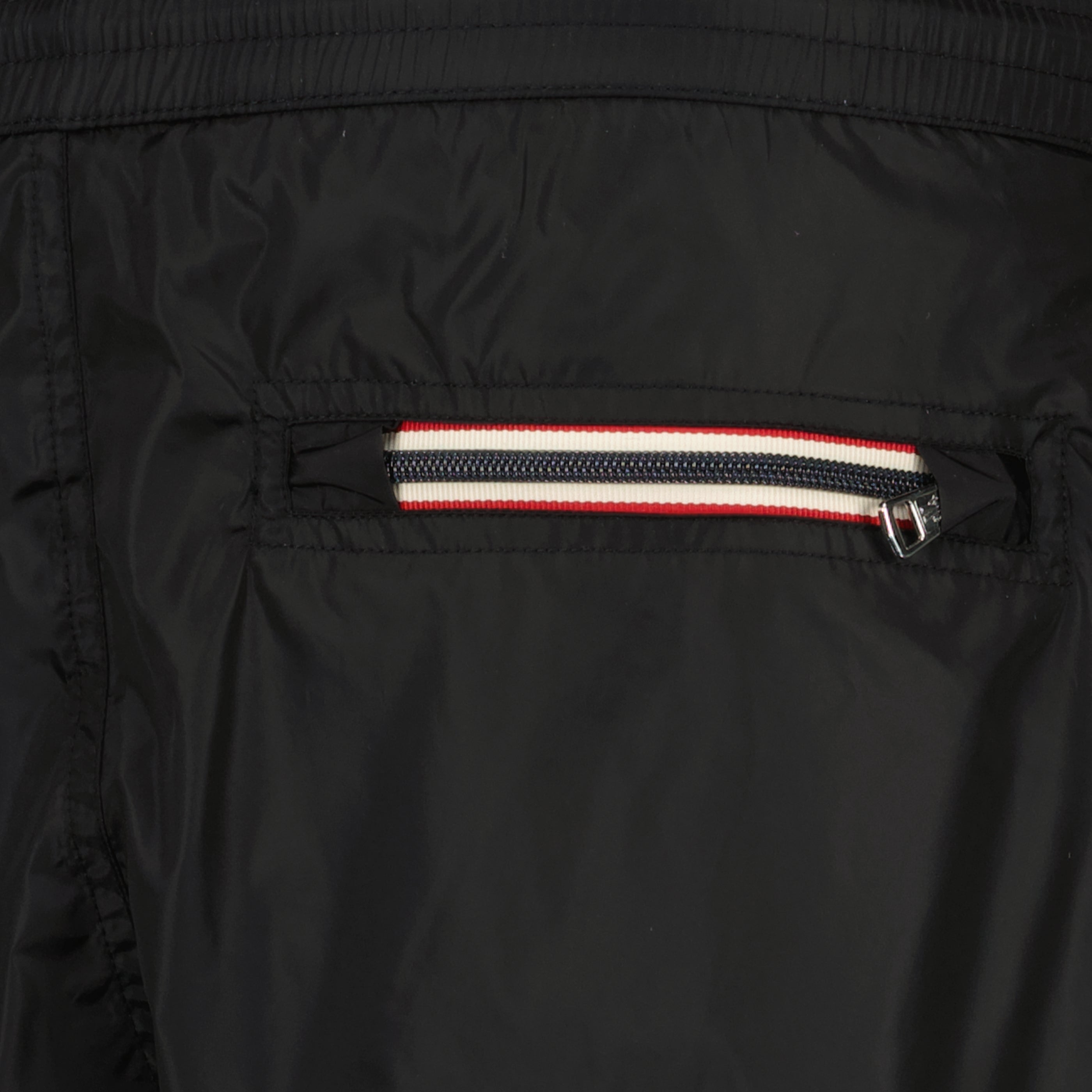 Image de l'article Short de bain à logo noir en nylon de la marque Moncler pour Homme - Saison Printemps-Été 2026 - Vue détaillée_2