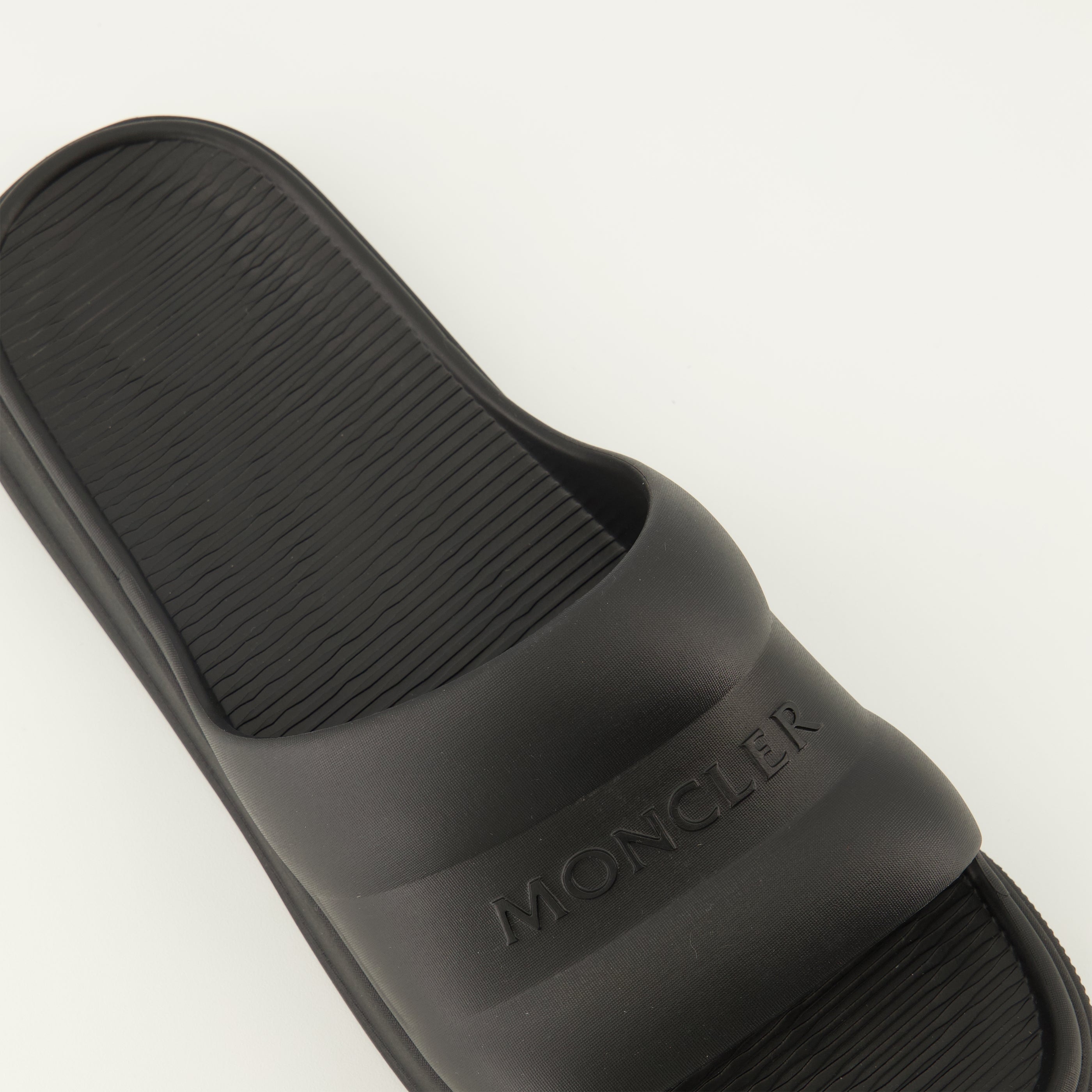 Image de l'article Sandales Altive noir en EVA de la marque Moncler pour Homme - Saison Printemps-Été 2026 - Vue détaillée de haut