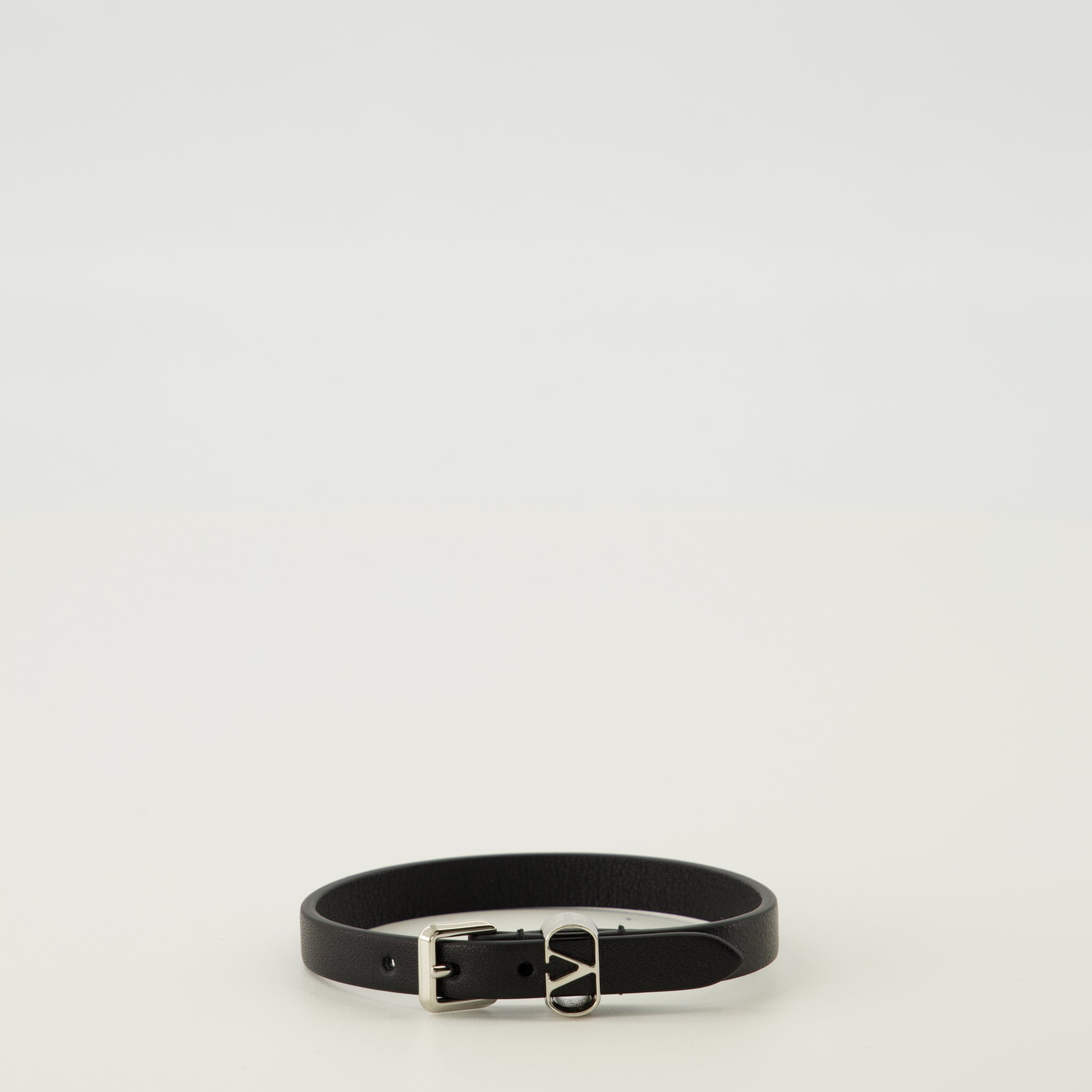 Image de l'article Bracelet Ovalette en cuir noir de la marque Valentino Garavani pour Homme - Saison Printemps-Été 2026 - Vue de Face