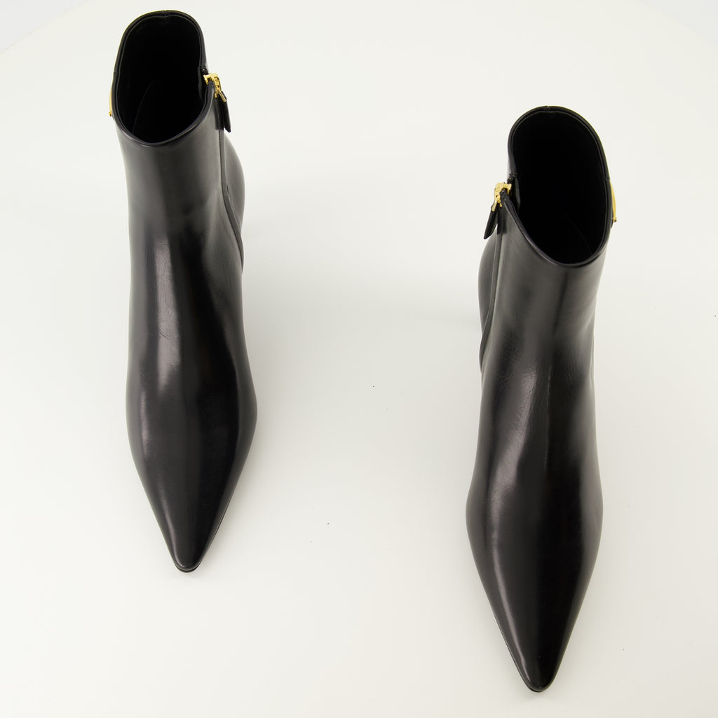 여성을 위한 프라다 브랜드 가죽 앵클부츠 이미지 - 2025 가을-겨울 시즌 - 신발 한 켤레의 위에서 보기