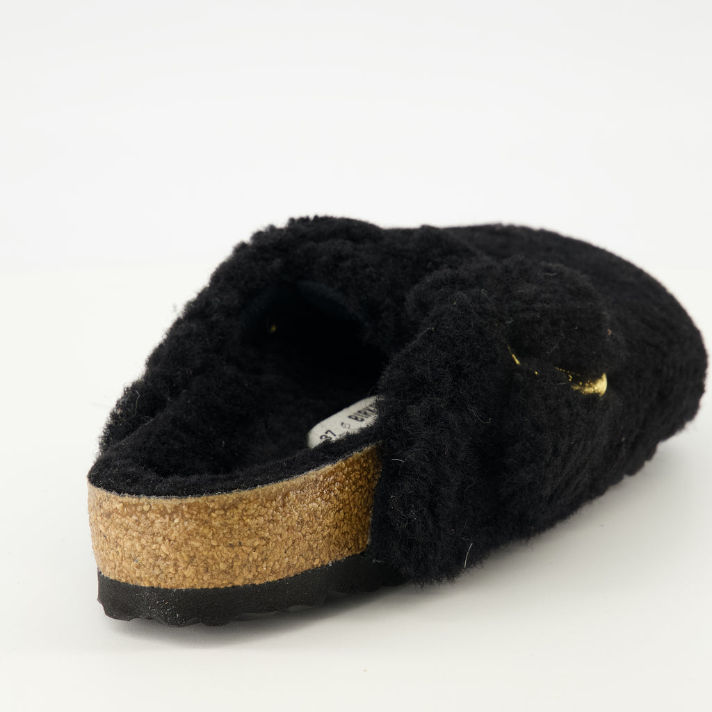 Image de l'article Mules Boston en teddy noir de la marque Birkenstock pour Femme - Saison Printemps-Été 2026 - Vue arrière