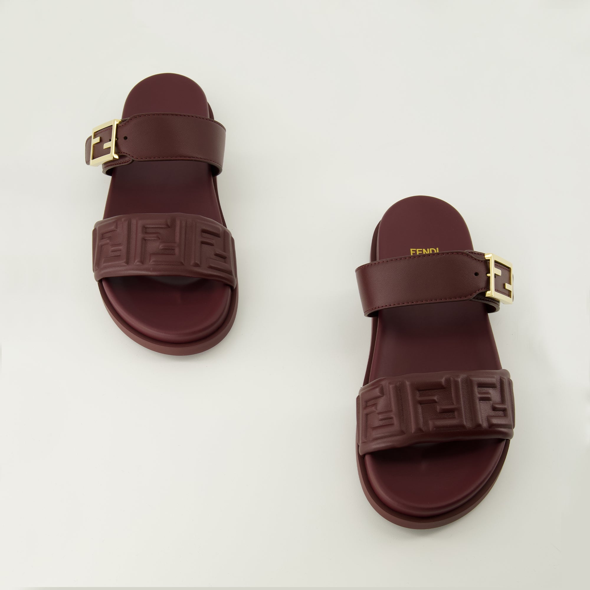 Image de l'article Sandales Feel bordeaux de la marque Fendi pour Femme - Saison Printemps-Été 2026 - Vue de dessus paire de chaussure