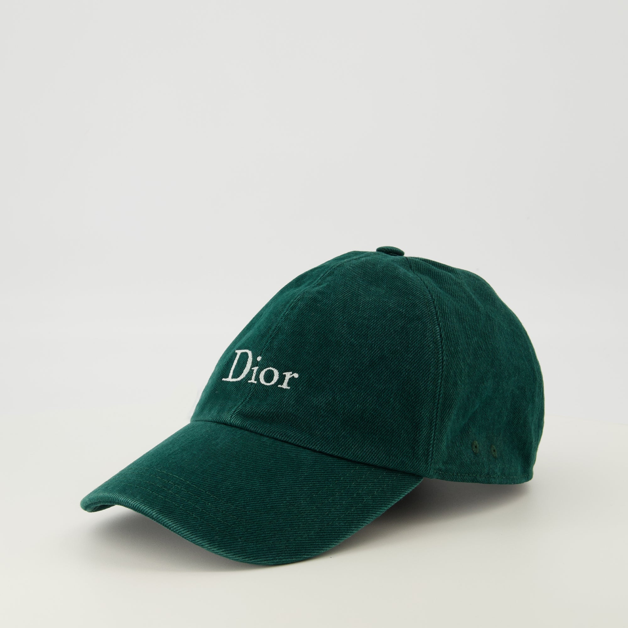 Image de l'article Casquette brodée verte de la marque Dior pour Homme - Saison Printemps-Été 2026 - Vue de Dos