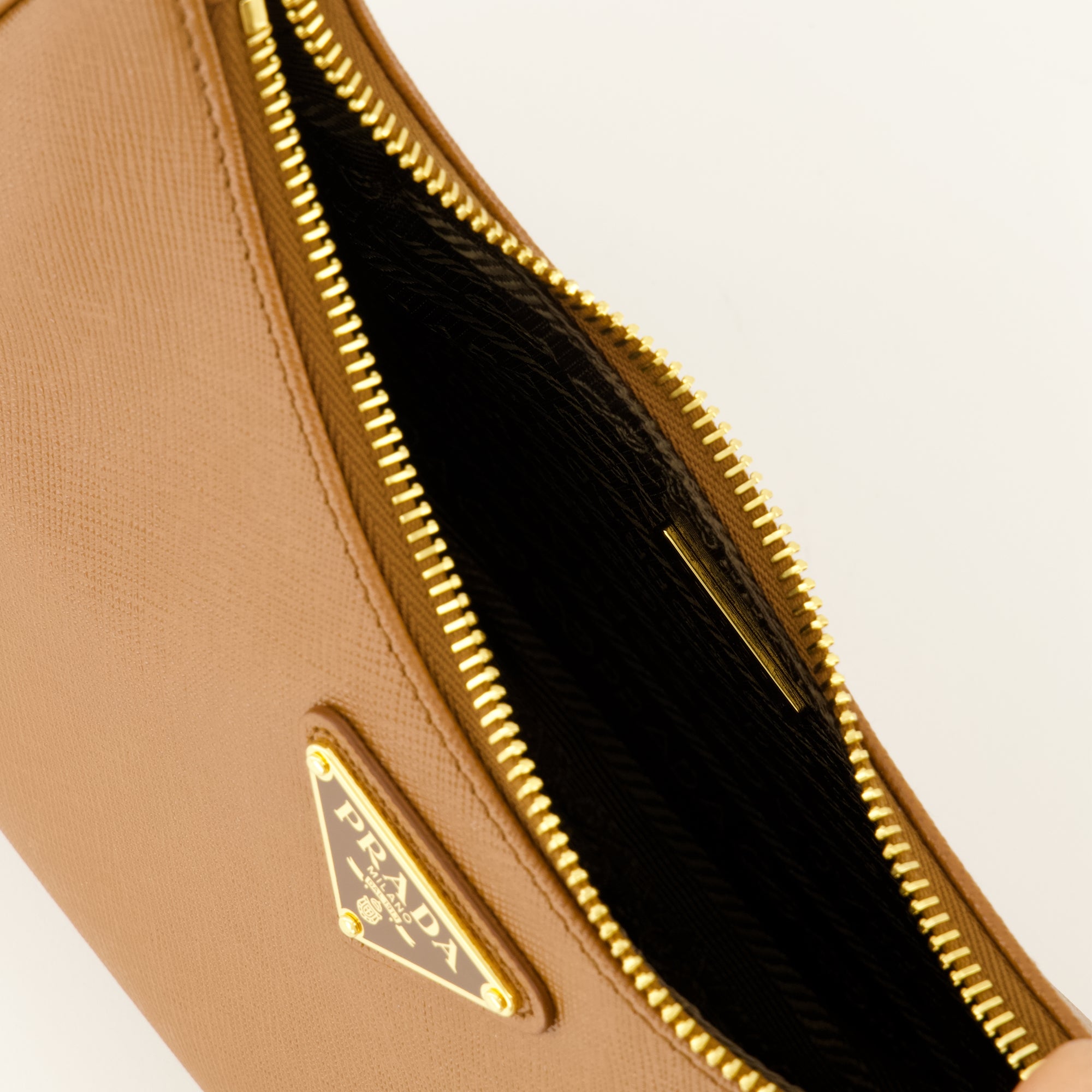 Sacs à main et épaule Mini Re-Edition 2005 Bolsa de Cuero Marrón Prada Marron Femme