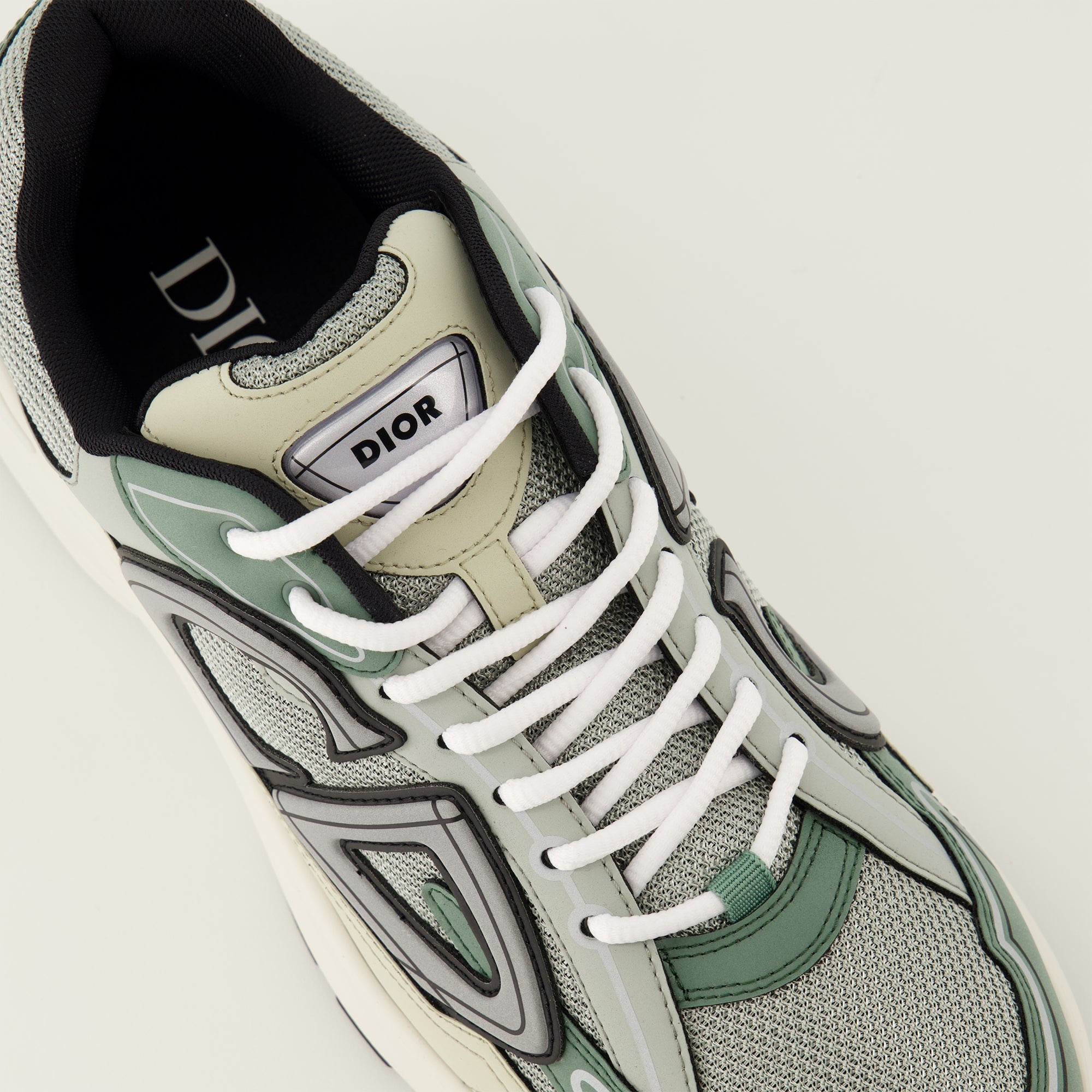 Bild des B30 grünen Sneakers von Dior für Herren - Frühjahr-Sommer 2026 - Detaillierte Ansicht von oben