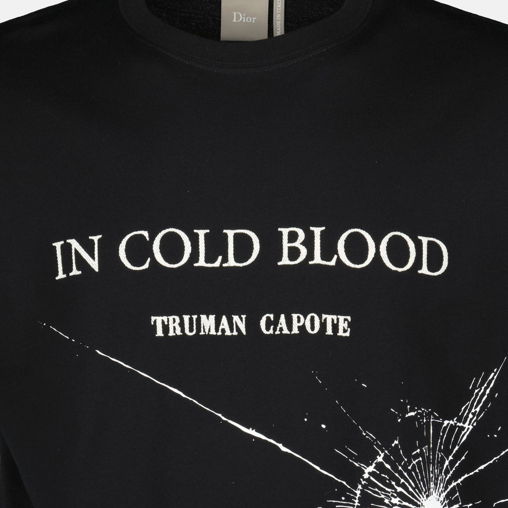 Imagen del artículo Camiseta negra con bordado de cubierta de libro en algodón de la marca Dior para hombres - Temporada Primavera-Verano 2026 - Vista Detallada_2