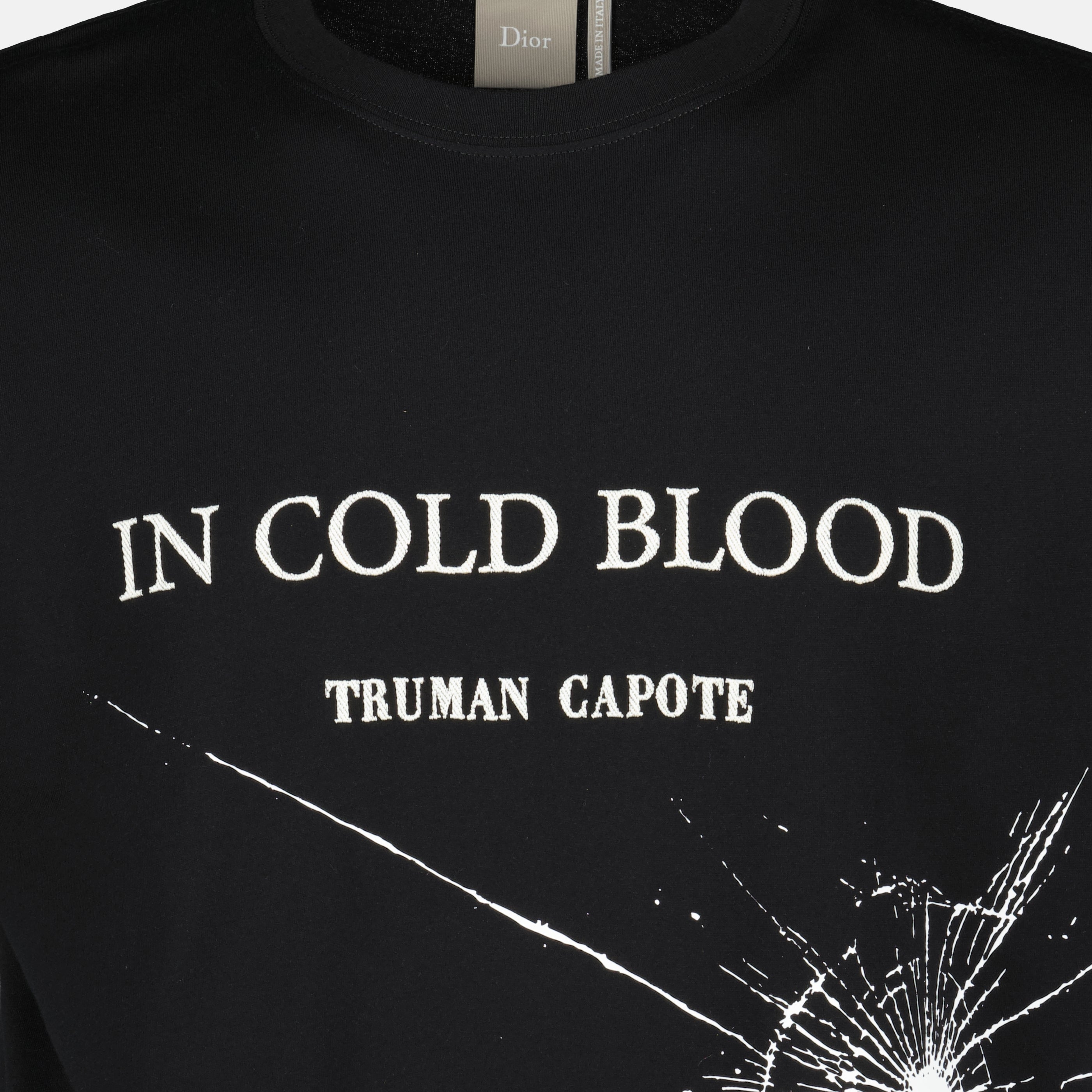 Imagen del artículo Camiseta negra con bordado de cubierta de libro en algodón de la marca Dior para hombres - Temporada Primavera-Verano 2026 - Vista Detallada_2