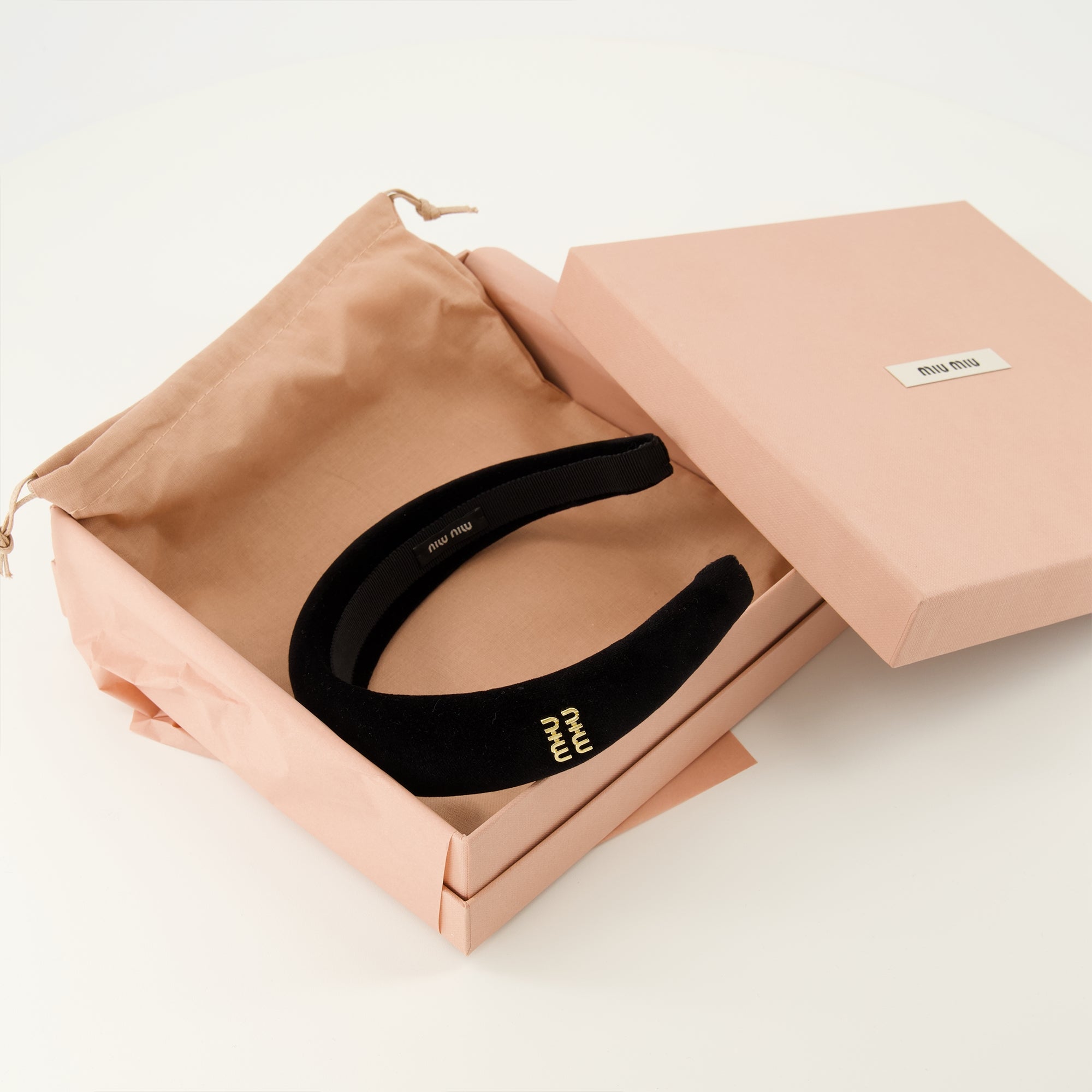 Image de l'article Bandeau en velours noir de la marque Miu Miu pour Femme - Saison Printemps-Été 2026 - Vue détaillée_3