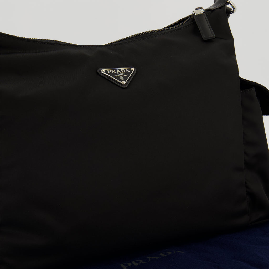 Imagem da bolsa Explorer preta em Re-Nylon e couro da marca Prada para Homem - Primavera-Verão 2026 - Vista Detalhada_3