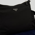Immagine della borsa Explorer nera in Re-Nylon e pelle del marchio Prada per Uomo - Primavera-Estate 2026 - Vista Dettagliata_3