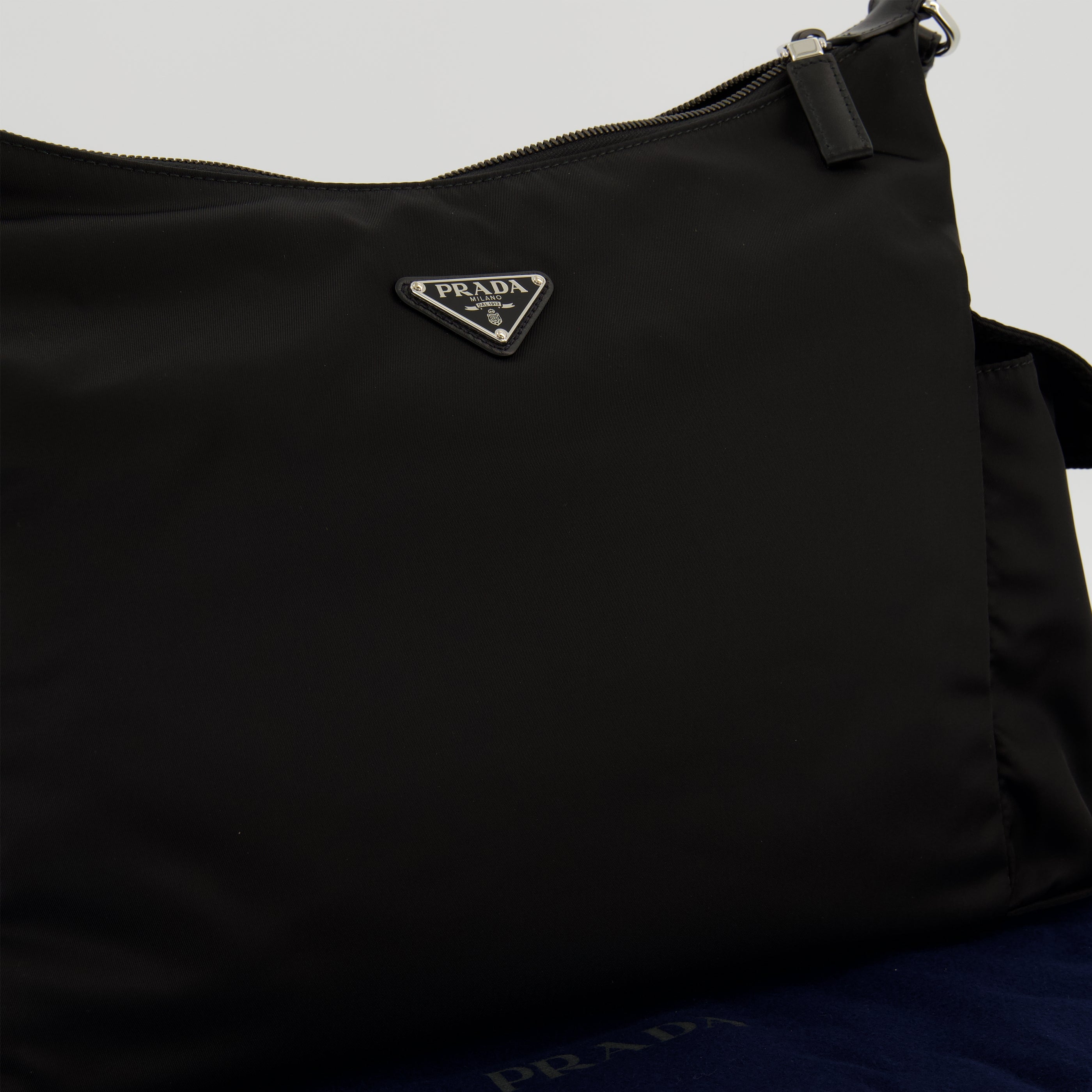 Image de l'article Sac Explorer noir en Re-Nylon et cuir de la marque Prada pour Homme - Saison Printemps-Été 2026 - Vue détaillée_3
