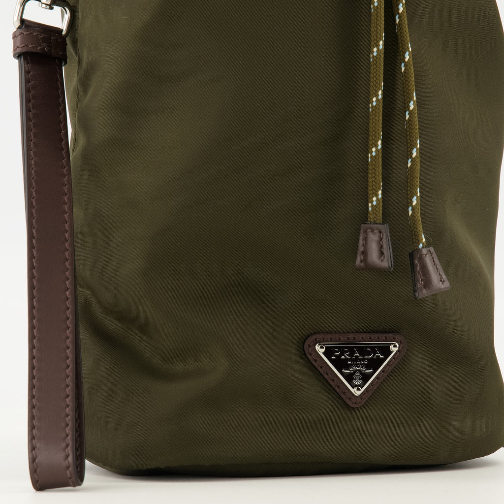 Imagem da pochette Speedrock em Re-Nylon caqui da marca Prada para Homem - Primavera-Verão 2026 - Vista Detalhada 2