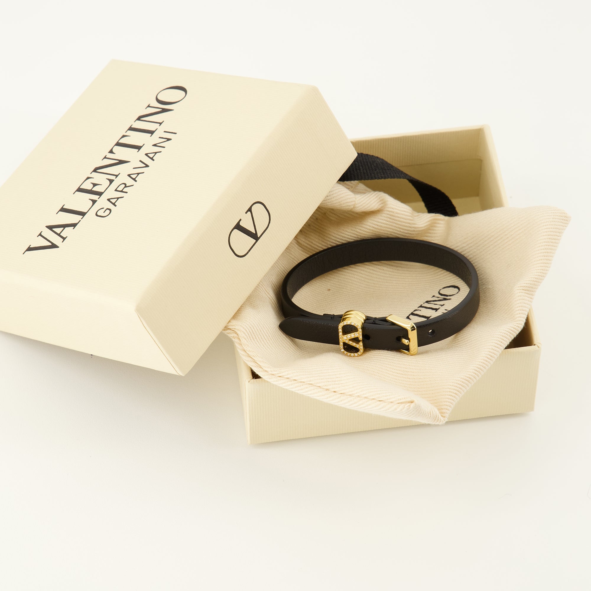 Image de l'article Bracelet Vlogo en cuir noir de la marque Valentino Garavani pour Femme - Saison Automne-Hiver 2025 - Vue détaillée_3