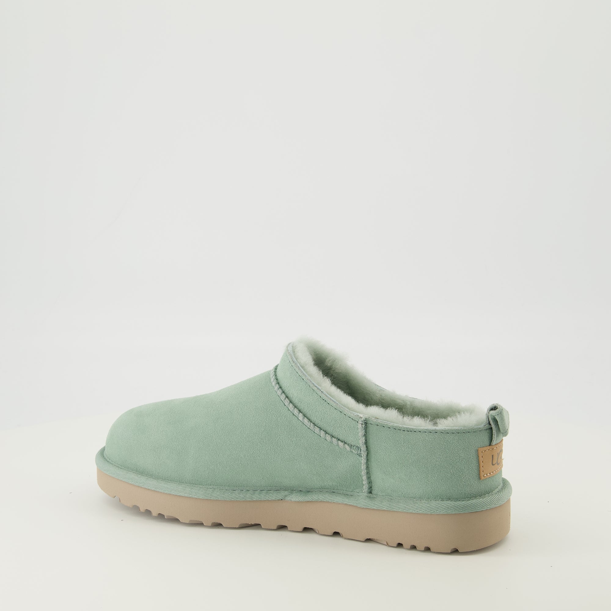 Image de l'article Bottines Classic Micro vert de la marque Ugg pour Femme - Saison Printemps-Été 2026 - Vue trois quarts arrière droite