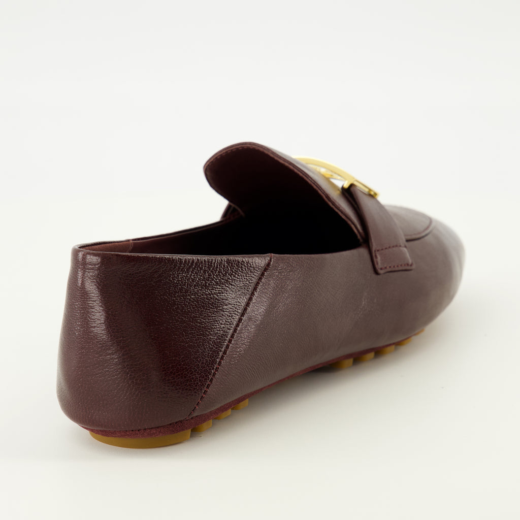 Imagem dos mocassins Baguette em couro nappa bordeaux da marca Fendi para mulher - Temporada Primavera-Verão 2026 - Vista Detalhada 3