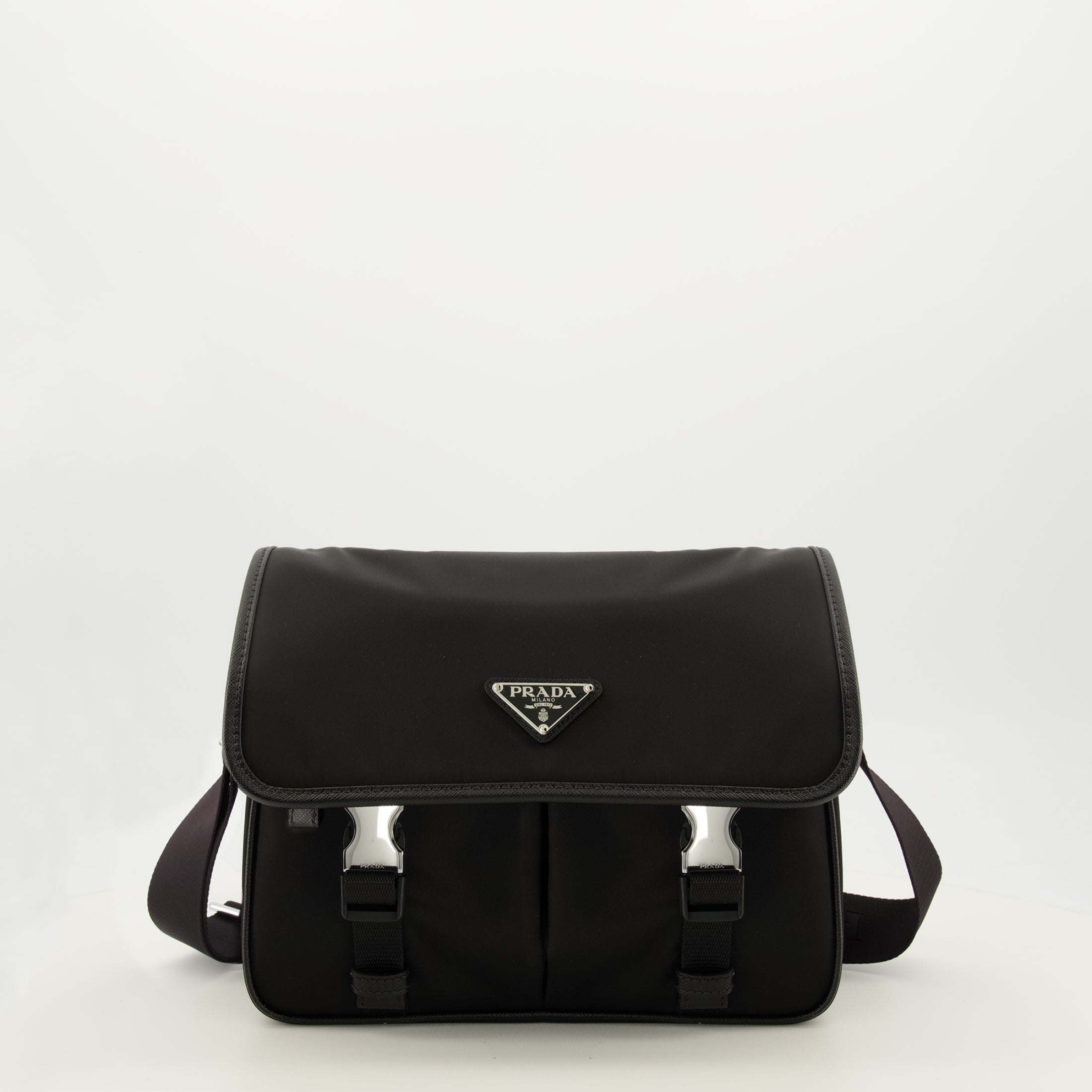 Image de l'article Sac en Re-Nylon et cuir noir de la marque Prada pour Homme - Saison Printemps-Été 2026 - Vue de Face