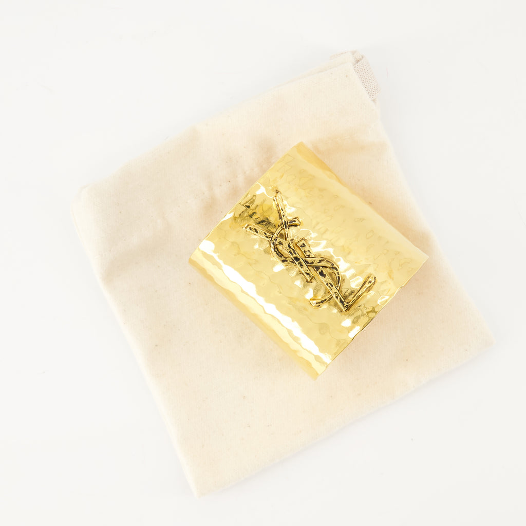 Imagem da Pulseira Cassandre da marca Saint Laurent para Mulheres - Temporada Primavera-Verão 2025 - Vista Detalhada_2