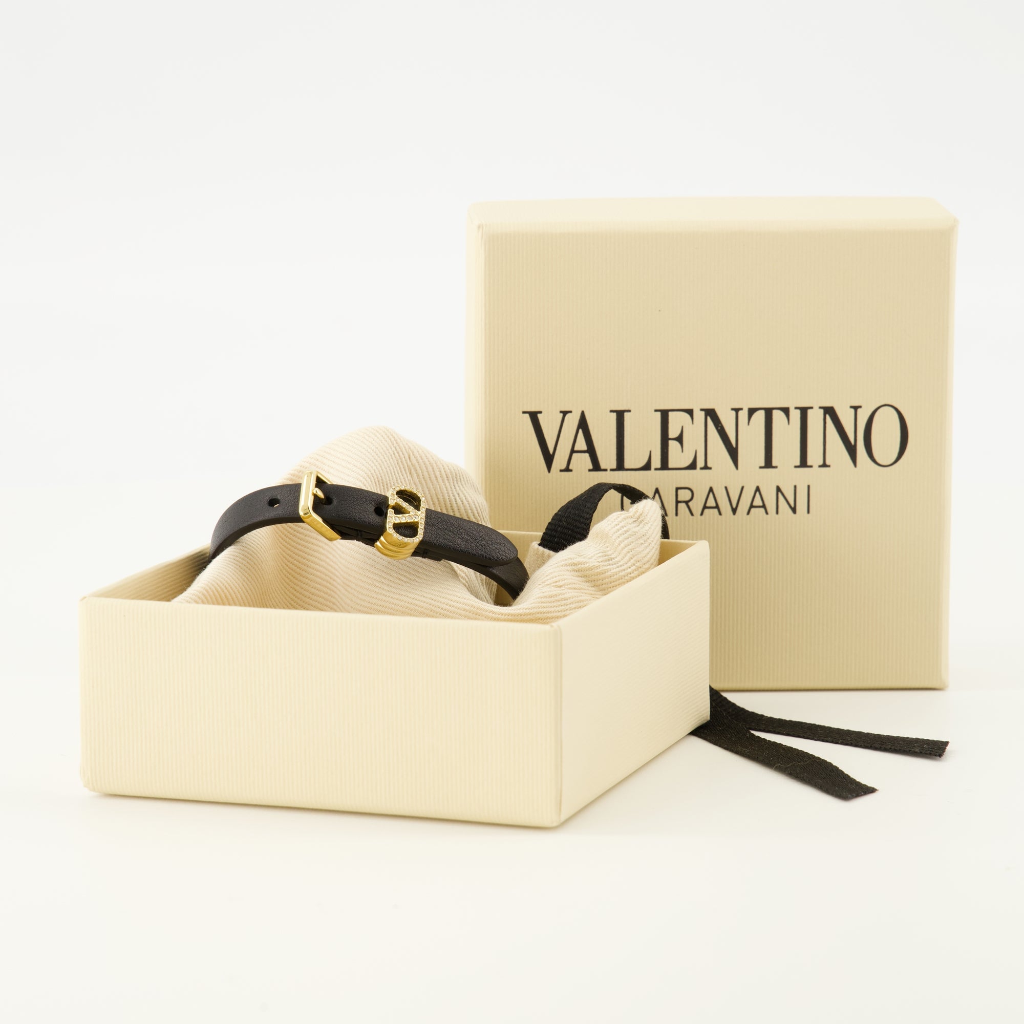 Image of the Valentino Garavani VLogo bracelets for Women - Fall-Winter 2025 - Detailed View 3
