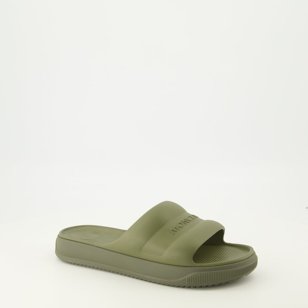 Image de l'article Sandales Altive kaki en EVA de la marque Moncler pour Homme - Saison Printemps-Été 2026 - Vue trois quarts avant droite