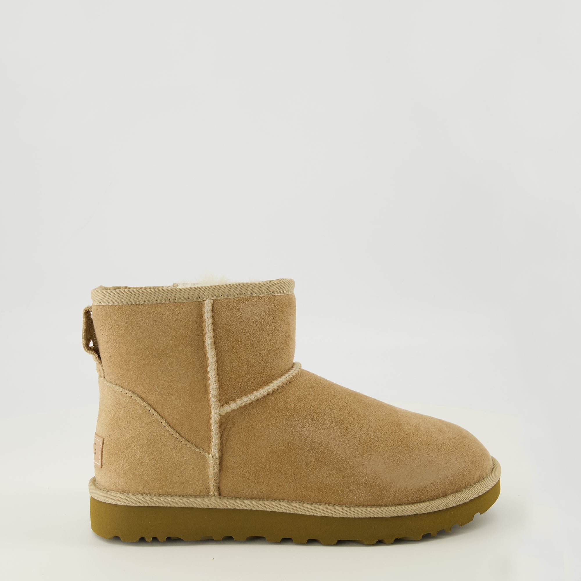 Image de l'article Bottines Classic Mini II beige de la marque Ugg pour Femme - Saison Printemps-Été 2026 - Vue latérale droite