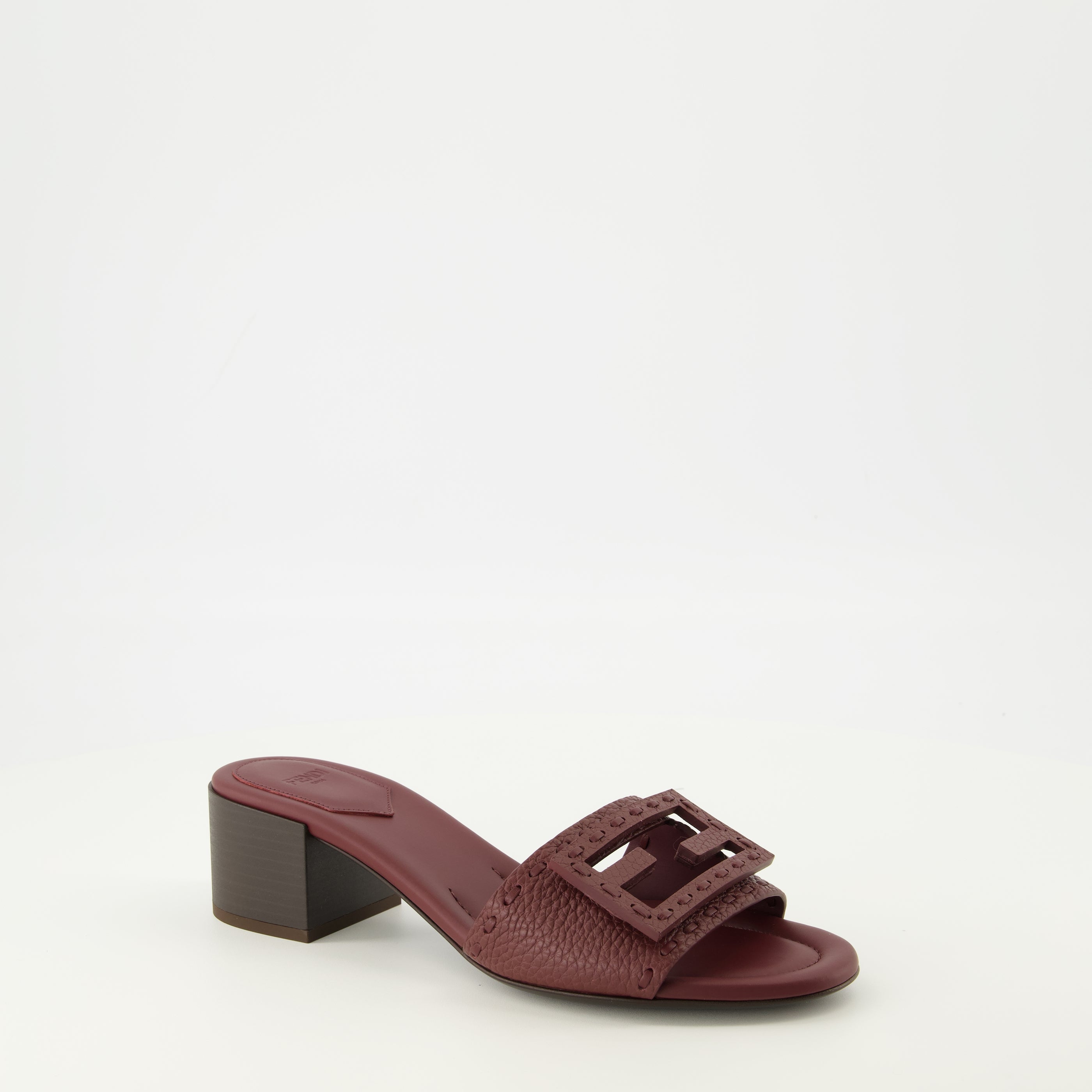 Image de l'article Sandales à talons Baguette bordeaux de la marque Fendi pour Femme - Saison Printemps-Été 2026 - Vue de Dos