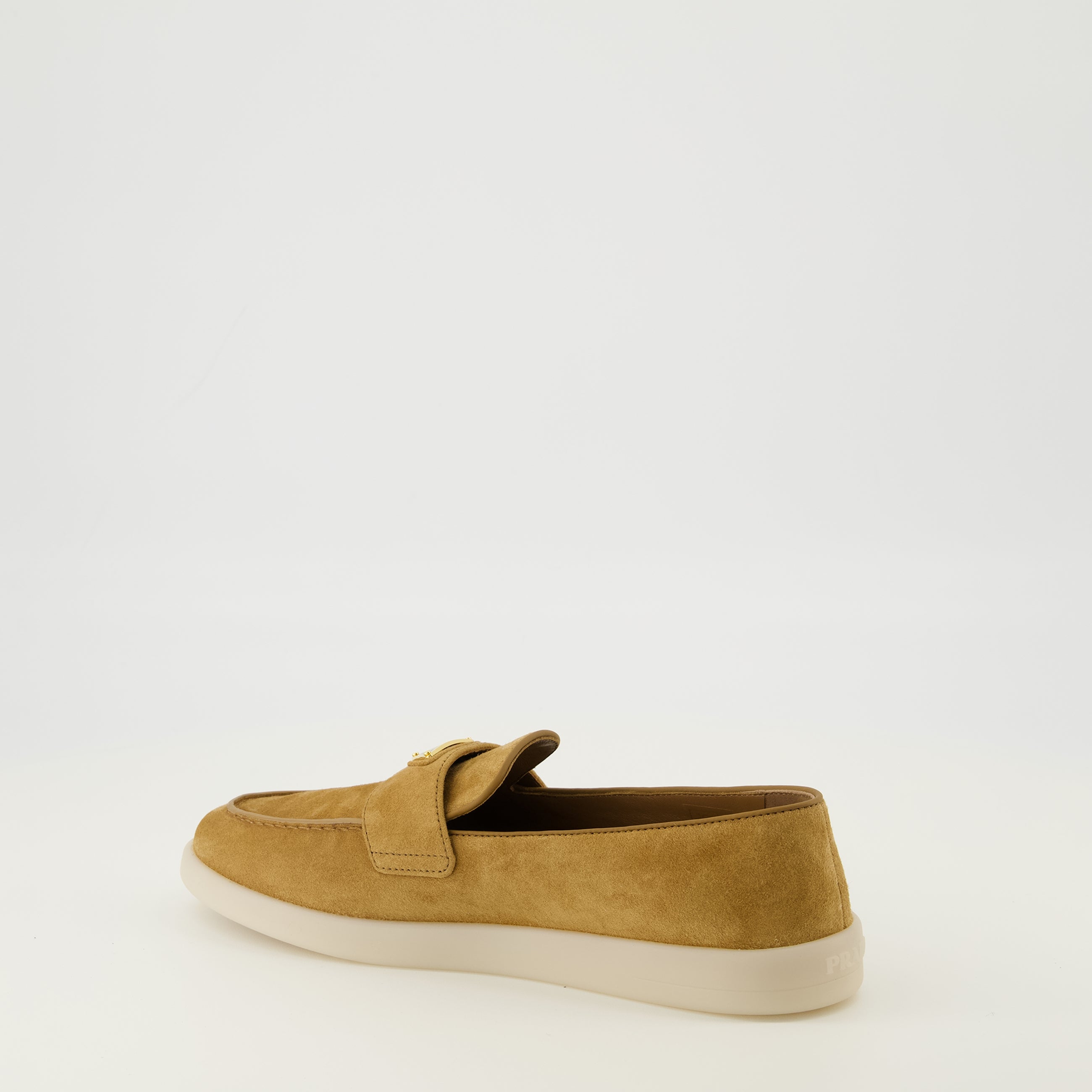 Image de l'article Mocassins en cuir suédé marron de la marque Prada pour Femme - Saison Printemps-Été 2026 - Vue trois quarts arrière droite