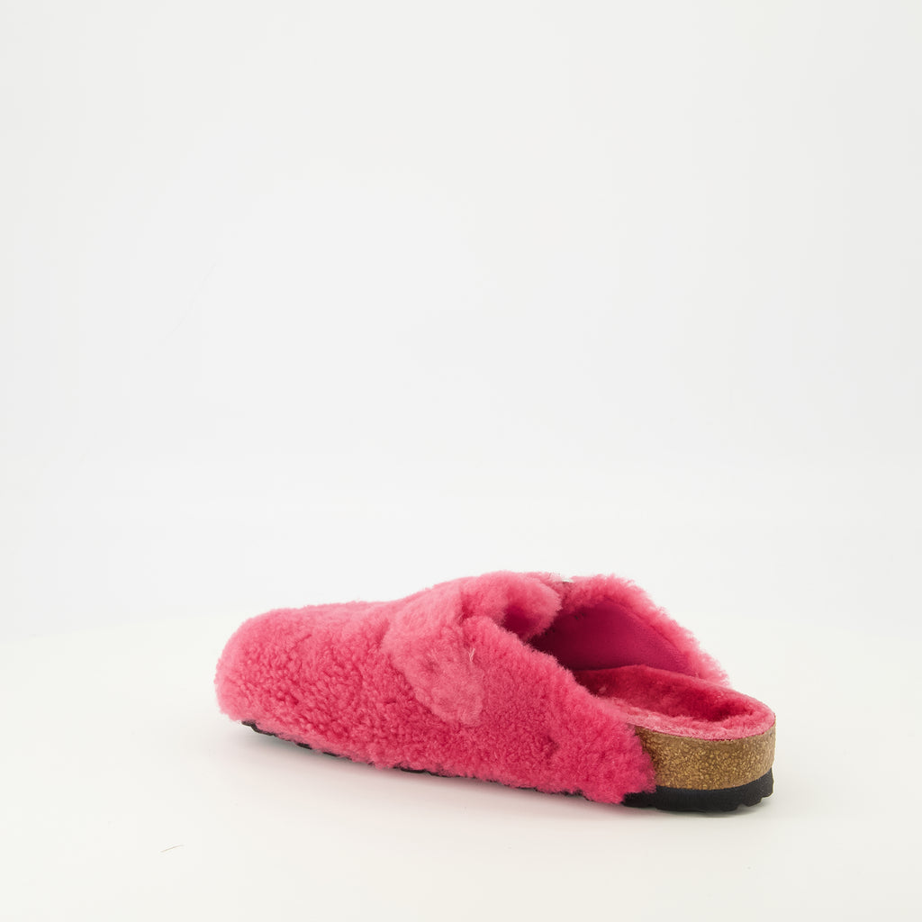 Image de l'article Mules Boston en teddy rose de la marque Birkenstock pour Femme - Saison Printemps-Été 2026 - Vue trois quarts arrière droite