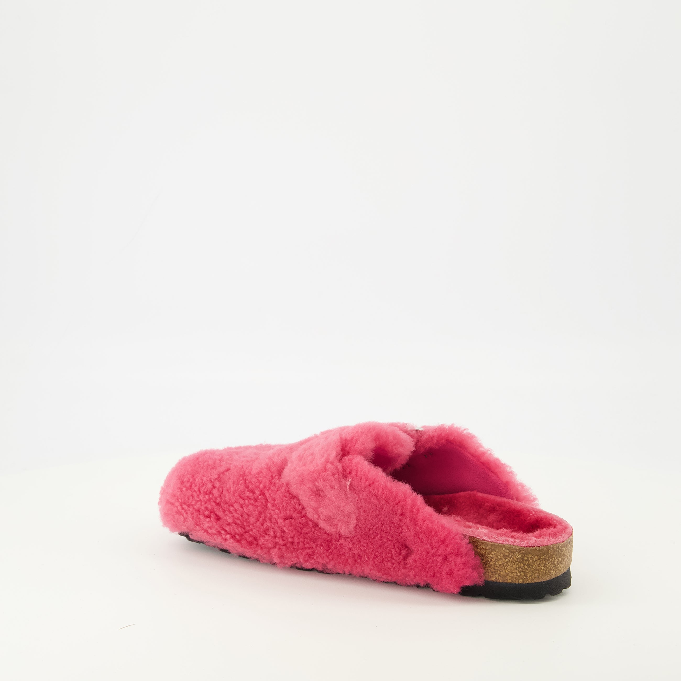 Image de l'article Mules Boston en teddy rose de la marque Birkenstock pour Femme - Saison Printemps-Été 2026 - Vue trois quarts arrière droite