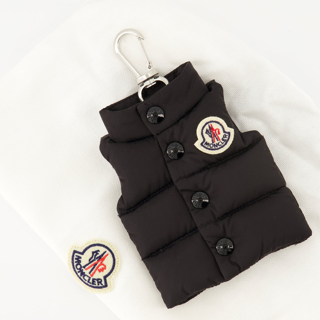 Imagem do porta-chaves colete da marca Moncler para homem - Temporada Outono-Inverno 2025 - Vista Detalhada_2