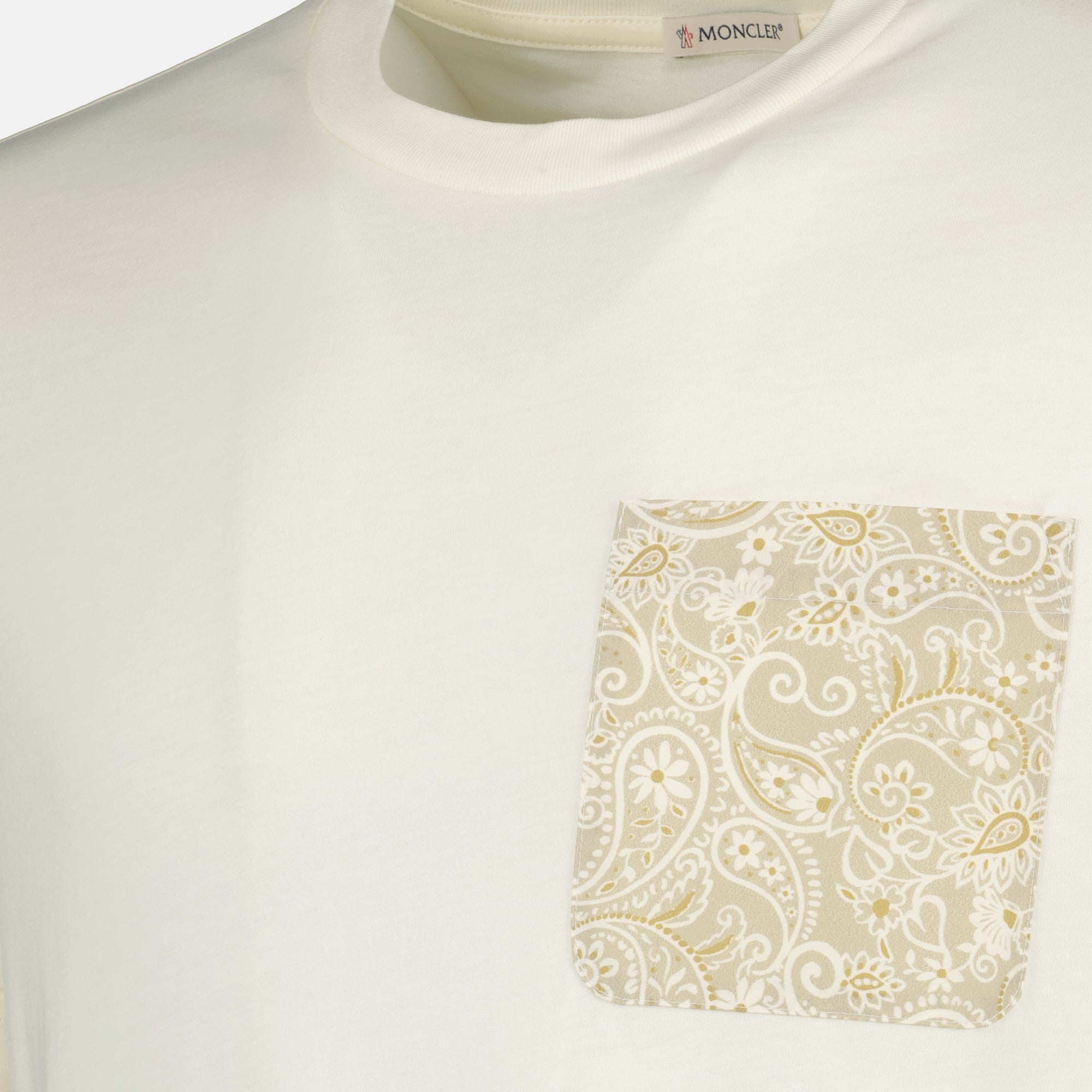 Image de l'article T-shirt à poche imprimé cachemire beige de la marque Moncler pour Homme - Saison Printemps-Été 2026 - Vue détaillée_2